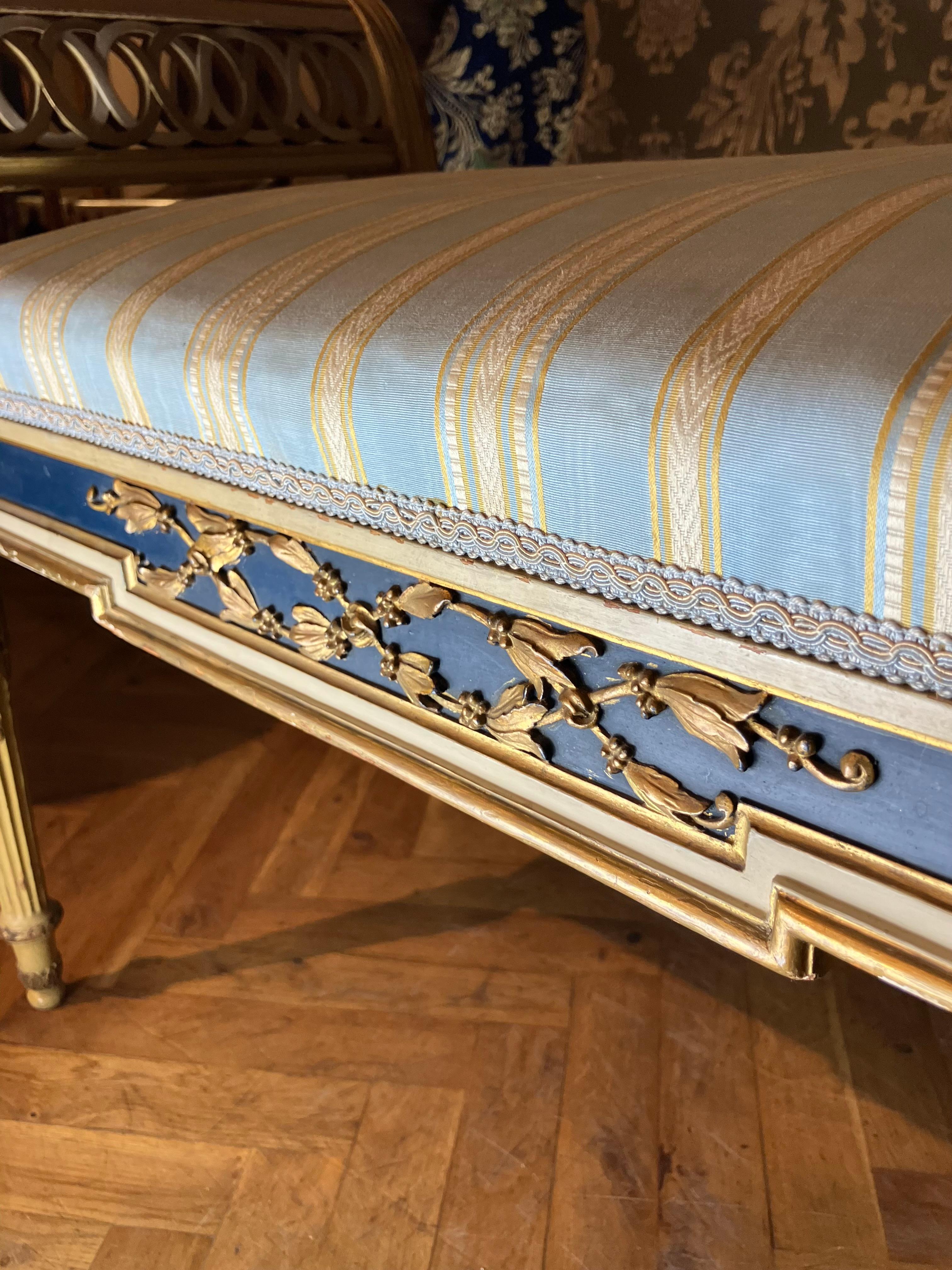 XIXe siècle Paire d'élégants bancs de style Louis XVI dorés à laque crème et bleue en vente