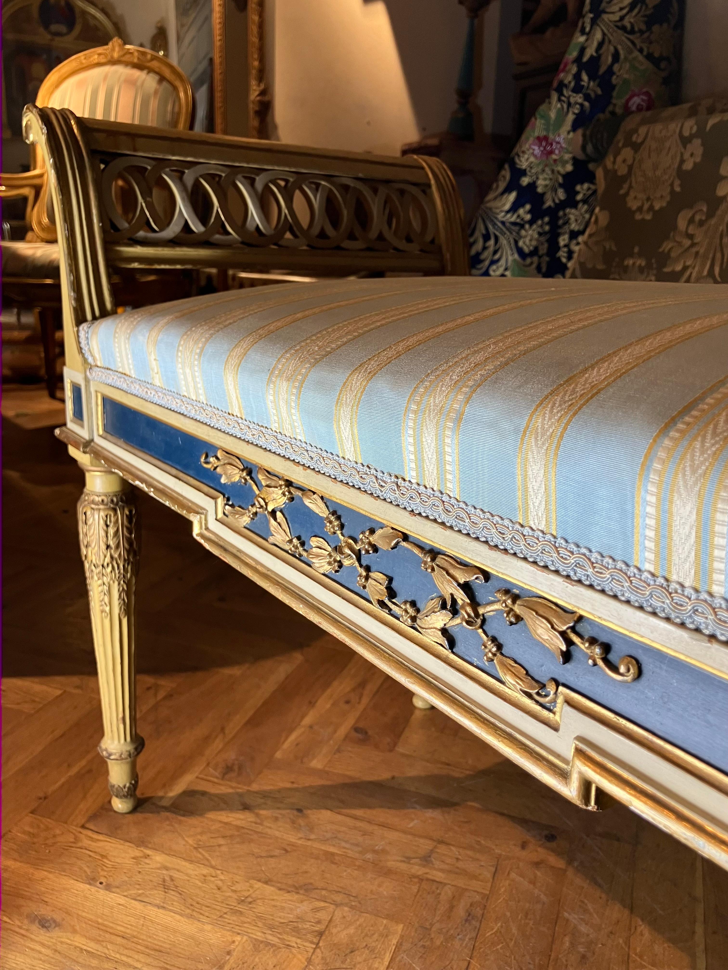 Bois Paire d'élégants bancs de style Louis XVI dorés à laque crème et bleue en vente