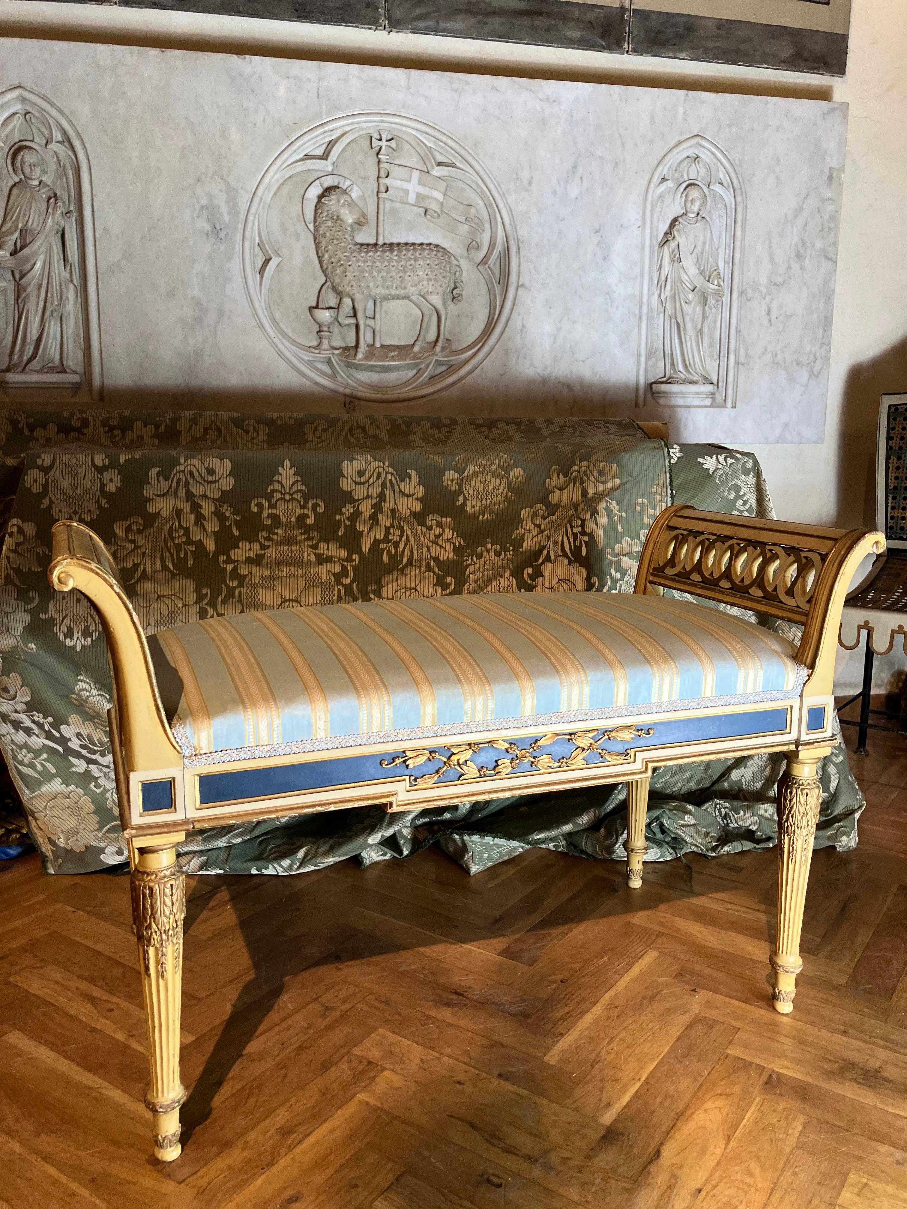 Paire d'élégants bancs de style Louis XVI dorés à laque crème et bleue en vente 1