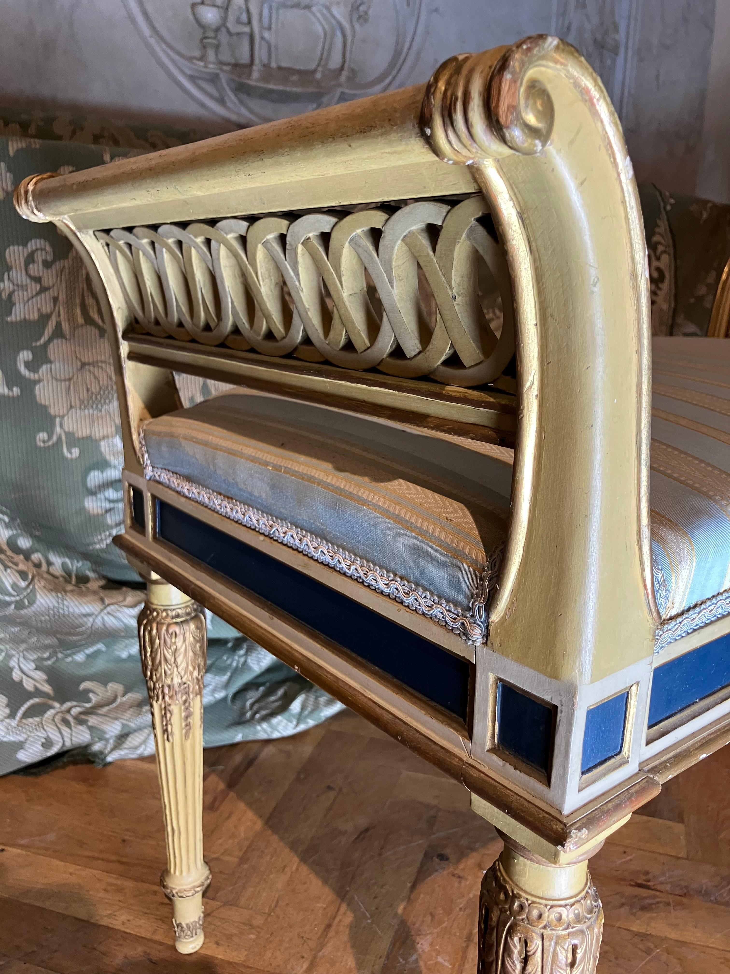 Paire d'élégants bancs de style Louis XVI dorés à laque crème et bleue en vente 2
