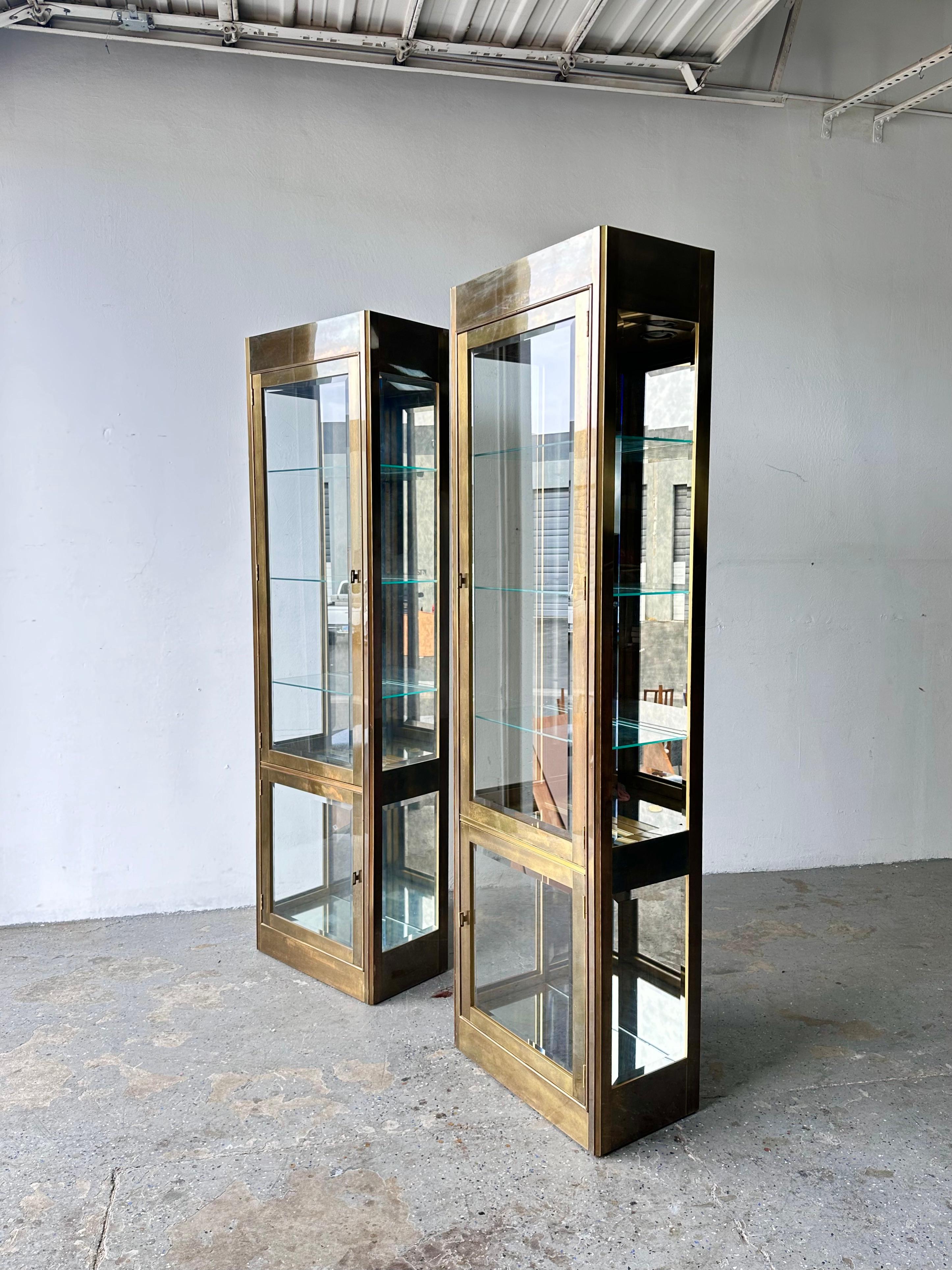 Modern Pair of Elegant Mastercraft Brass Vitrine Display Cabinets For Sale