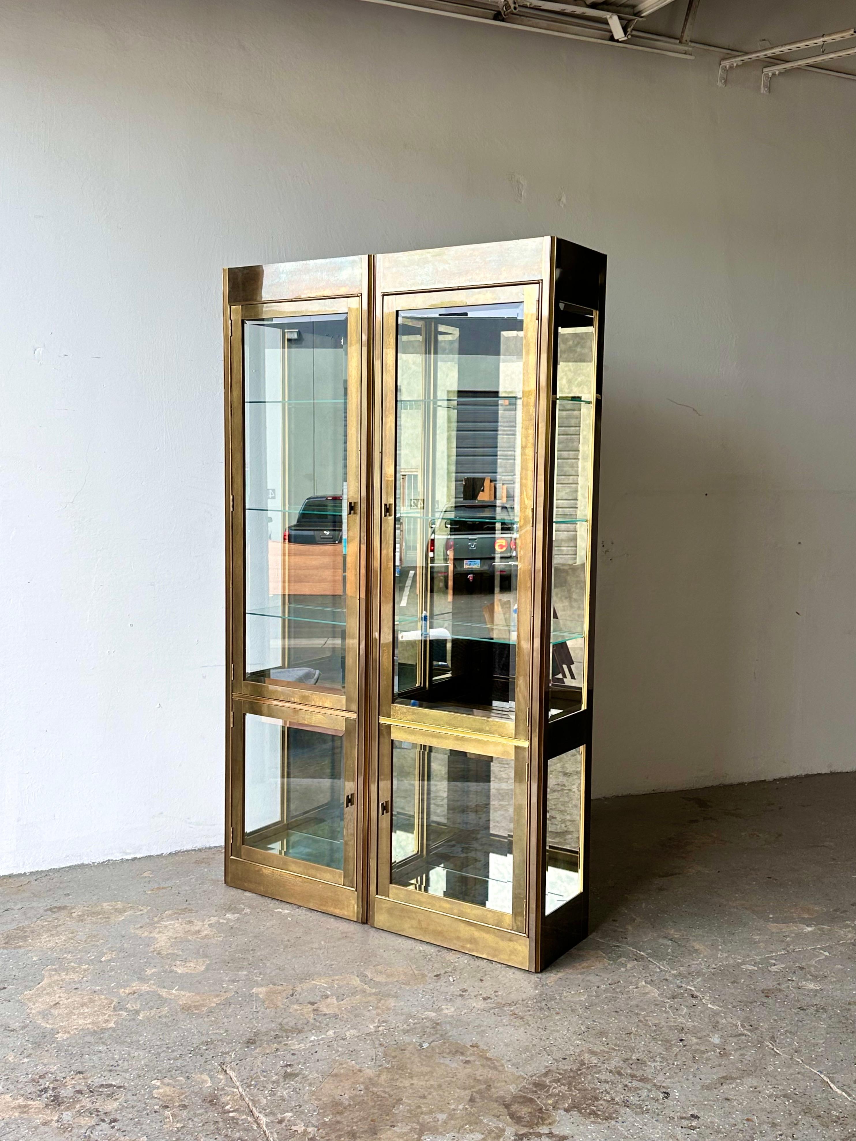 Pair of Elegant Mastercraft Brass Vitrine Display Cabinets In Good Condition For Sale In Las Vegas, NV