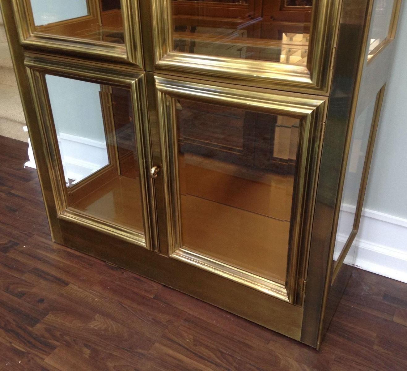 Pair of Elegant Mastercraft Brass Vitrine Display Cabinets In Good Condition For Sale In Dallas, TX
