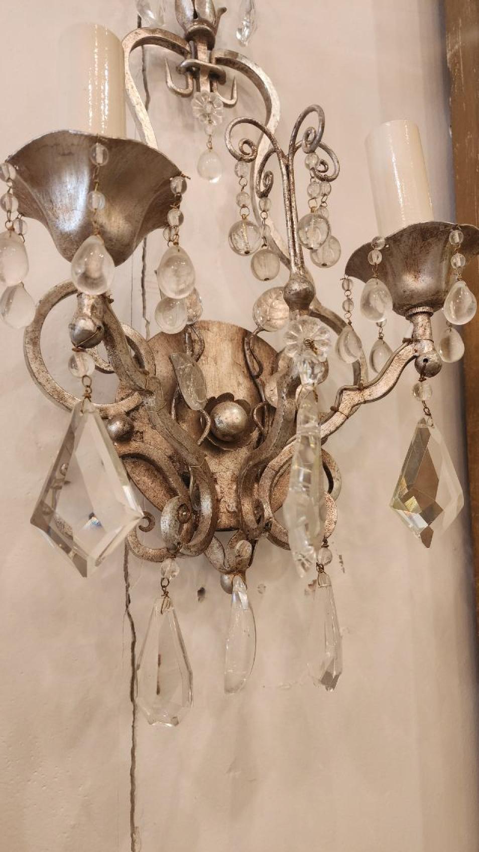 Provincial français Paire d'appliques élégantes en métal et verre de style Masion Bagues en vente