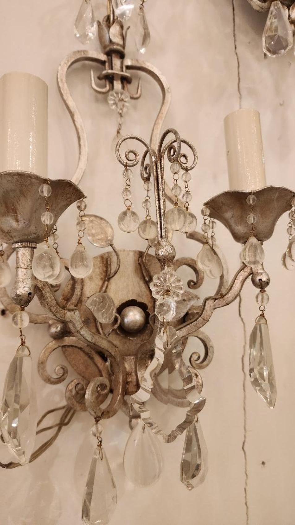 Inconnu Paire d'appliques élégantes en métal et verre de style Masion Bagues en vente