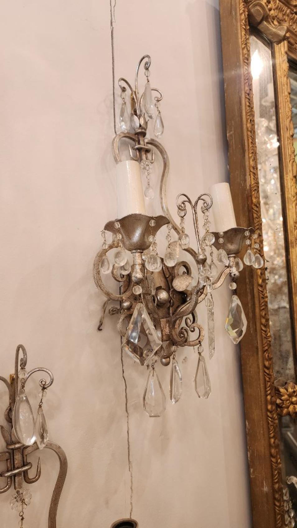Paire d'appliques élégantes en métal et verre de style Masion Bagues État moyen - En vente à Dallas, TX