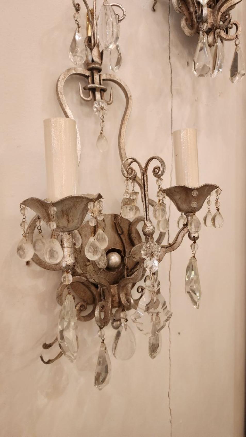 20ième siècle Paire d'appliques élégantes en métal et verre de style Masion Bagues en vente