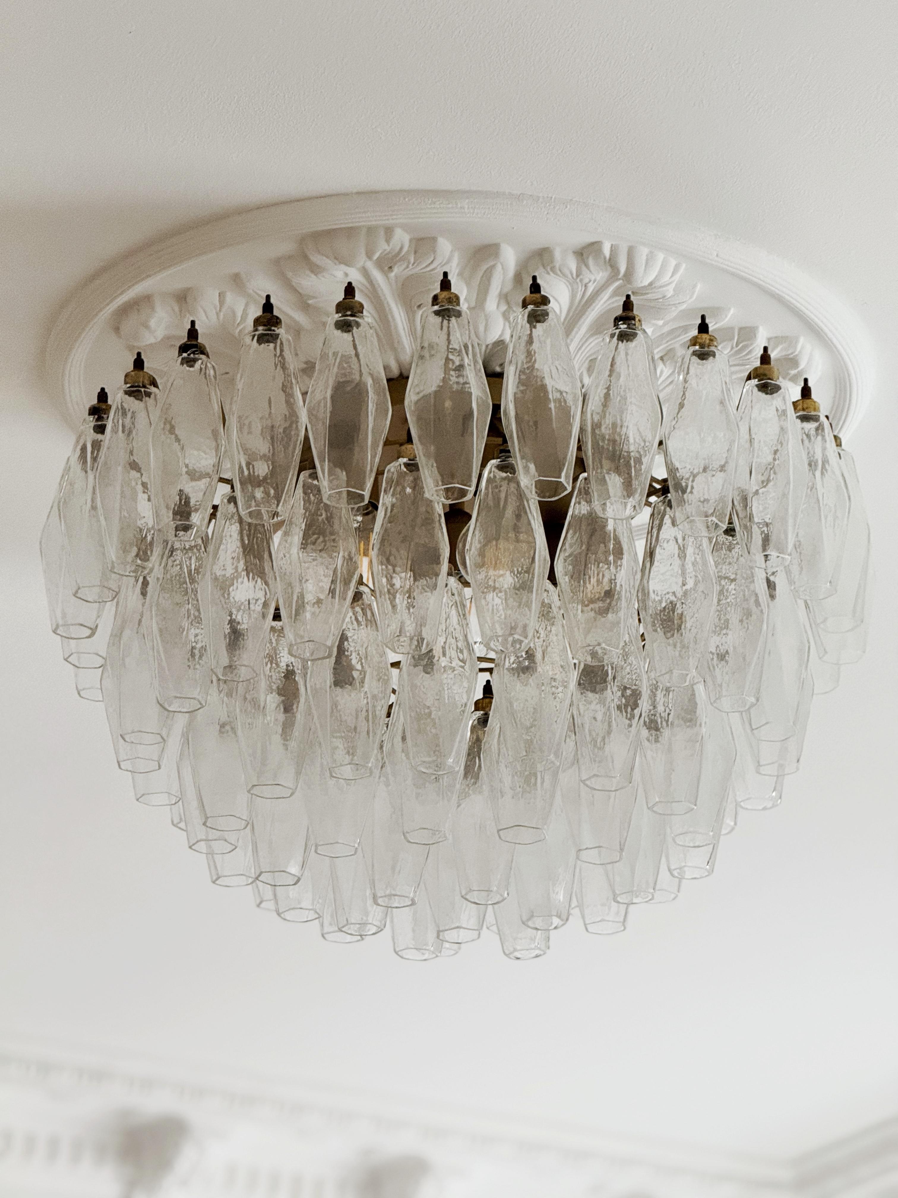 Juego de 2 elegantes y clásicas lámparas de araña de Murano de montaje empotrado. Plafones de techo Stunner de estilo tradicional italiano de mediados de siglo, fabricados durante el siglo XXI. Lámpara de techo perfecta para una habitación con una