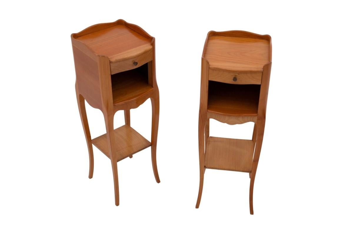Paire de tables de chevet étroites. Idéales comme petites consoles ou tables d'appoint près du lit.

Bois : Beeche, légèrement verni.

Bon état, pas de dommages.

Dimensions : 69 x 23 x 26 cm : 69 x 23 x 26 cm.

Origine : Europe occidentale, milieu