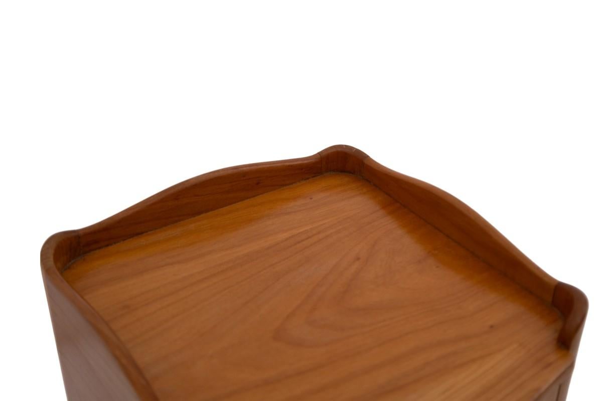 Inconnu Paire d'élégantes tables de chevet étroites. en vente