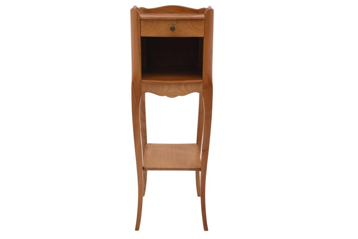 20ième siècle Paire d'élégantes tables de chevet étroites. en vente