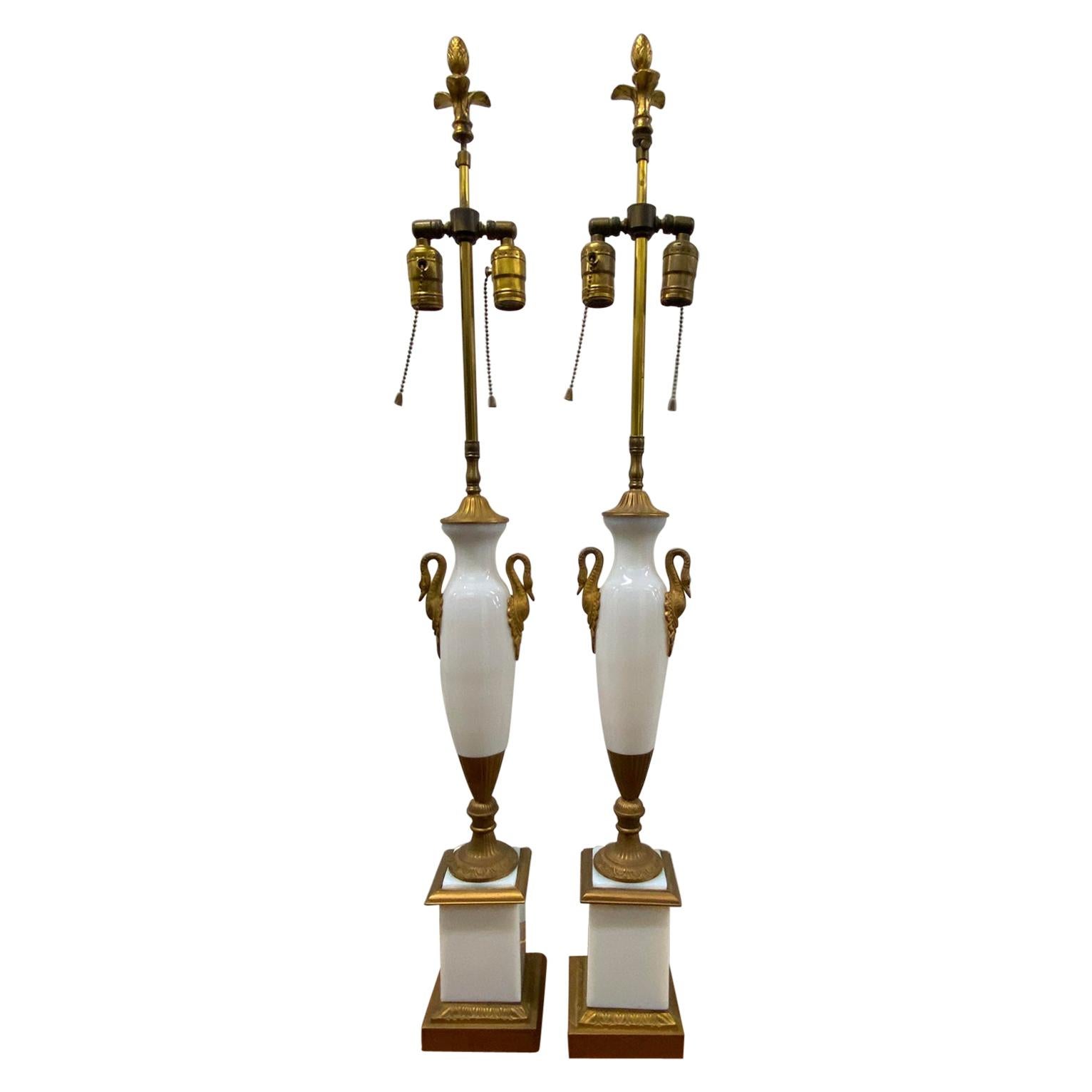 Paire d'élégantes lampes de bureau en verre opalin avec montures en laiton doré et bronze doré