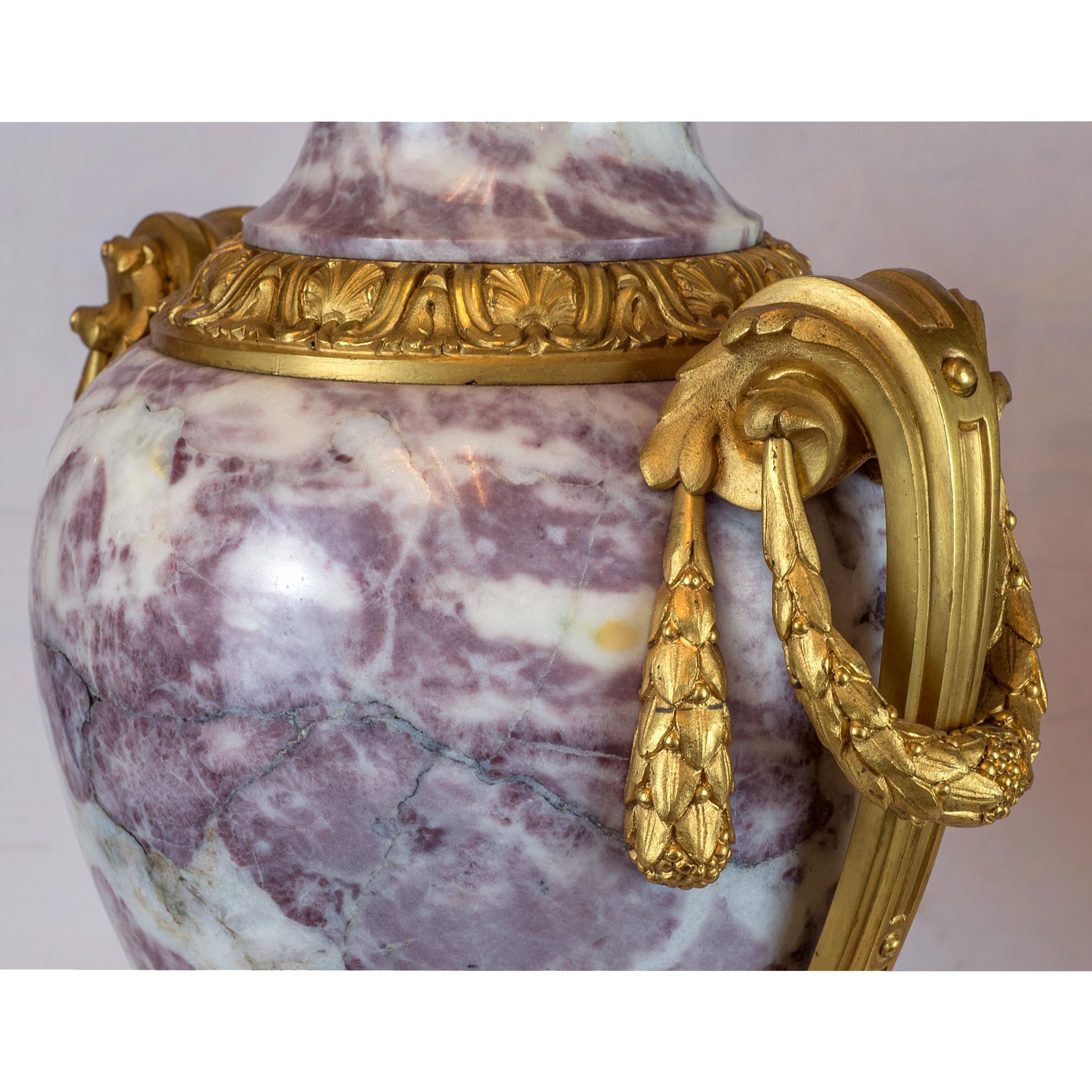 Baroque Paire d'élégants urnes couvertes en marbre Brèche Violette montées sur bronze doré en vente