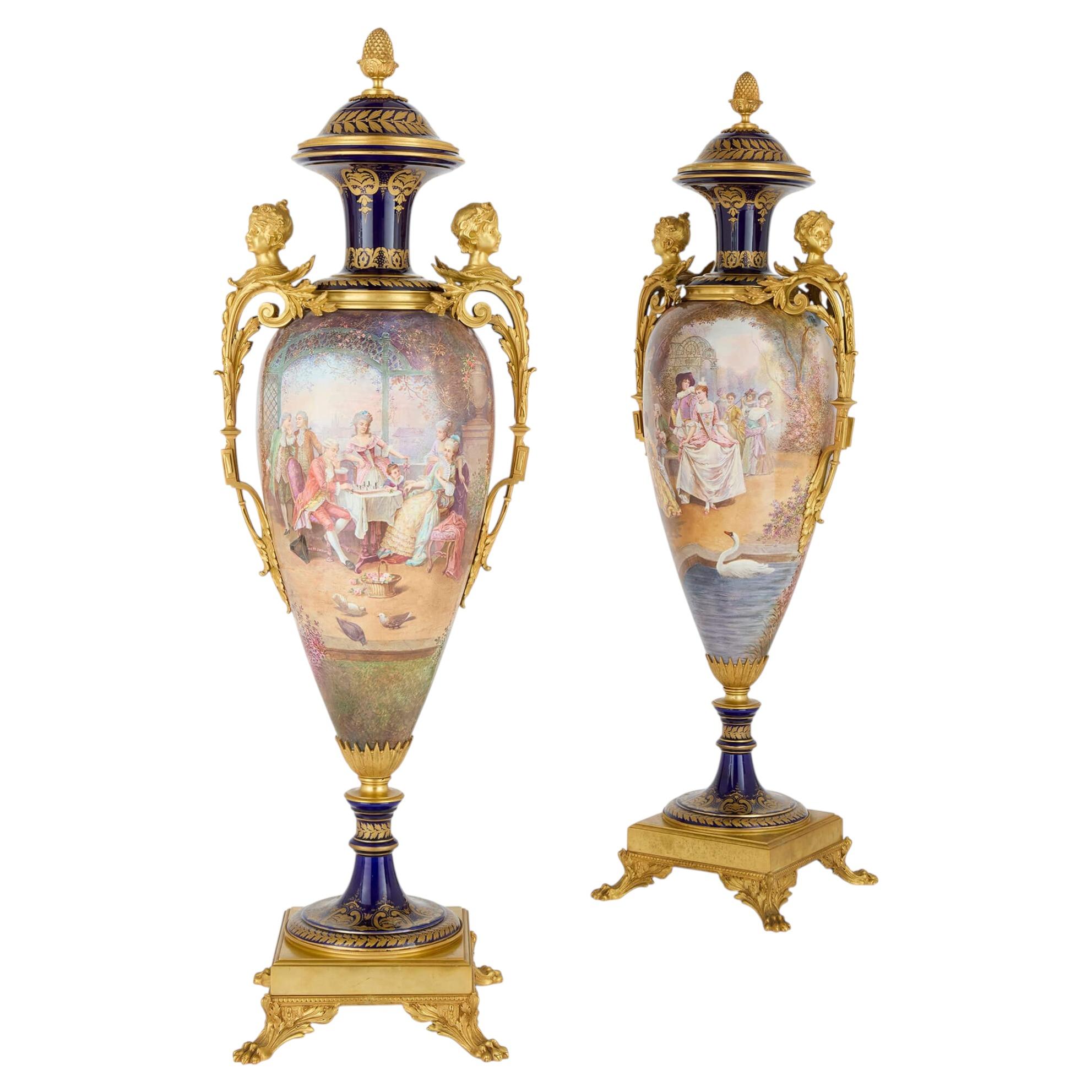 Coppia di eleganti vasi a forma di anfora in porcellana stile Sèvres con montature in bronzo dorato
