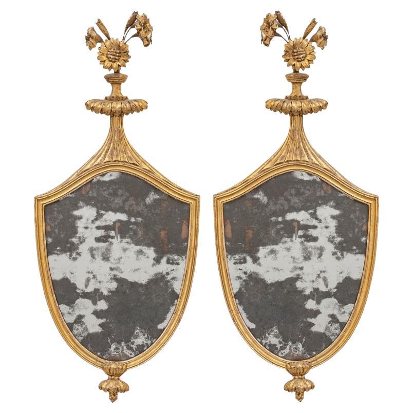 Paire d'élégants miroirs d'époque Régence en forme de bouclier en gesso et doré