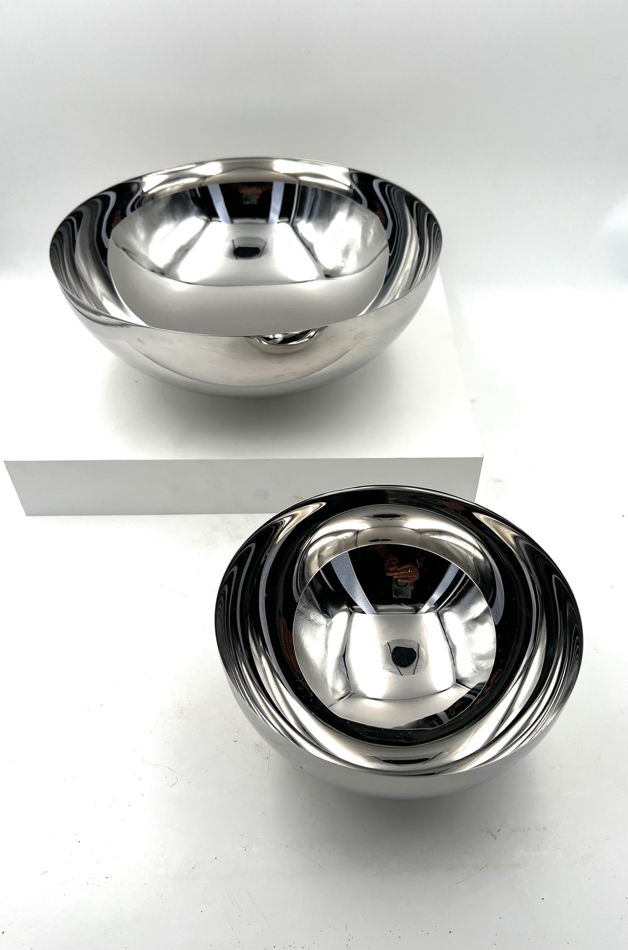 Danish Pair of Elegant Polished Stainless Steel Footed Bowls by Georg Jensen Denmark For Sale
