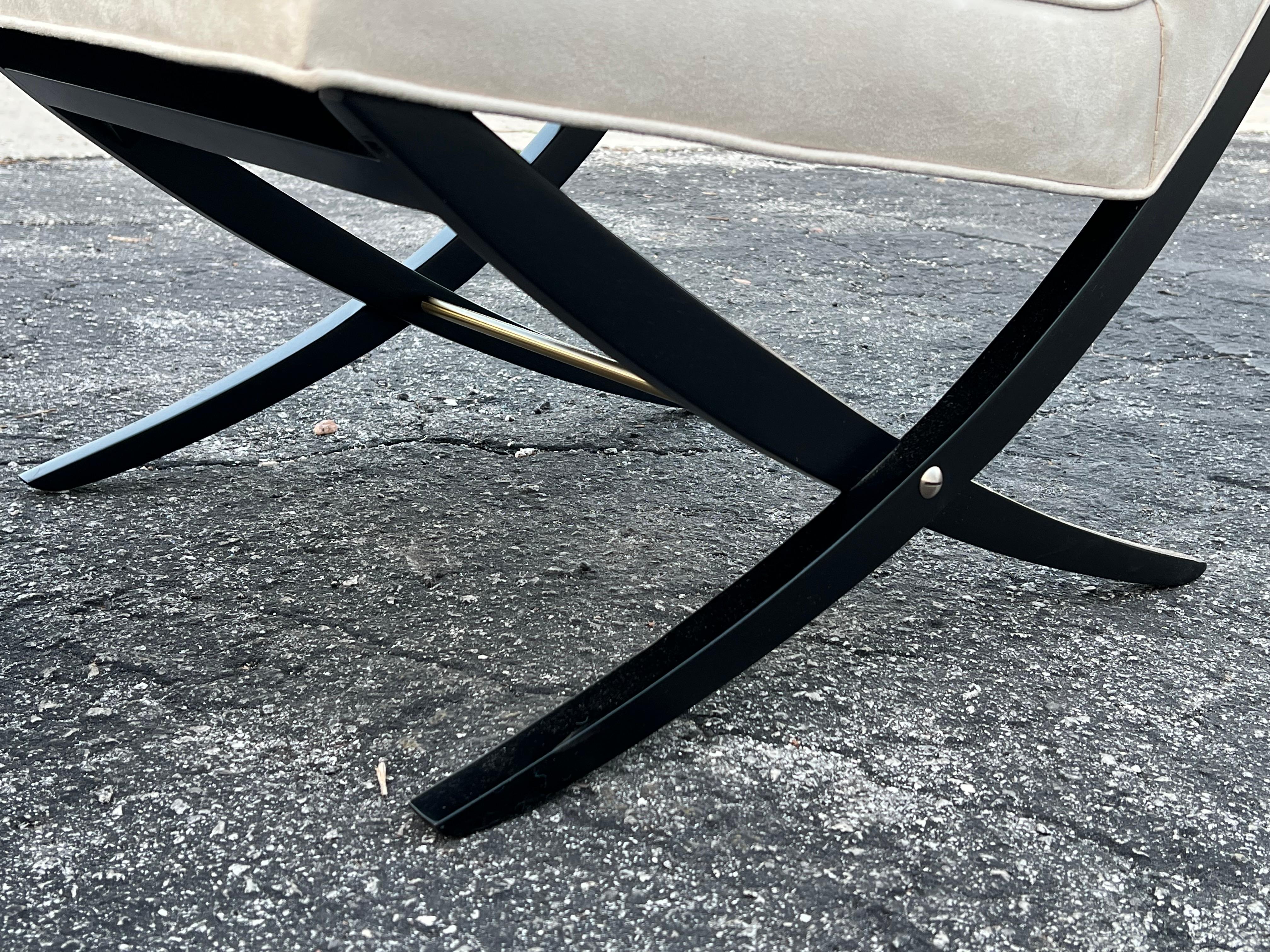 Paire d'élégantes chaises ciseaux avec détails en laiton des années 1950 en vente 2