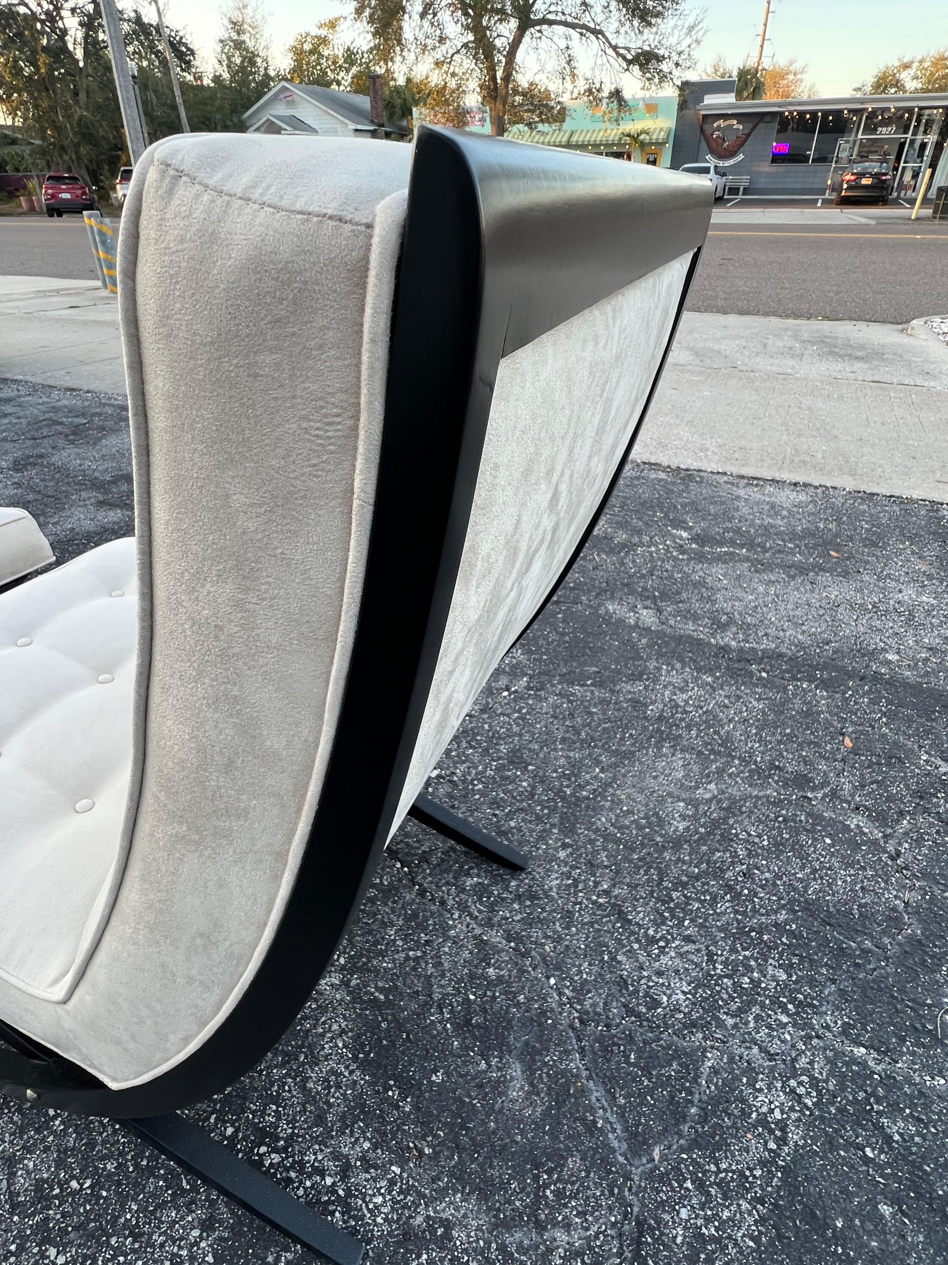 Paire d'élégantes chaises ciseaux avec détails en laiton des années 1950 en vente 5