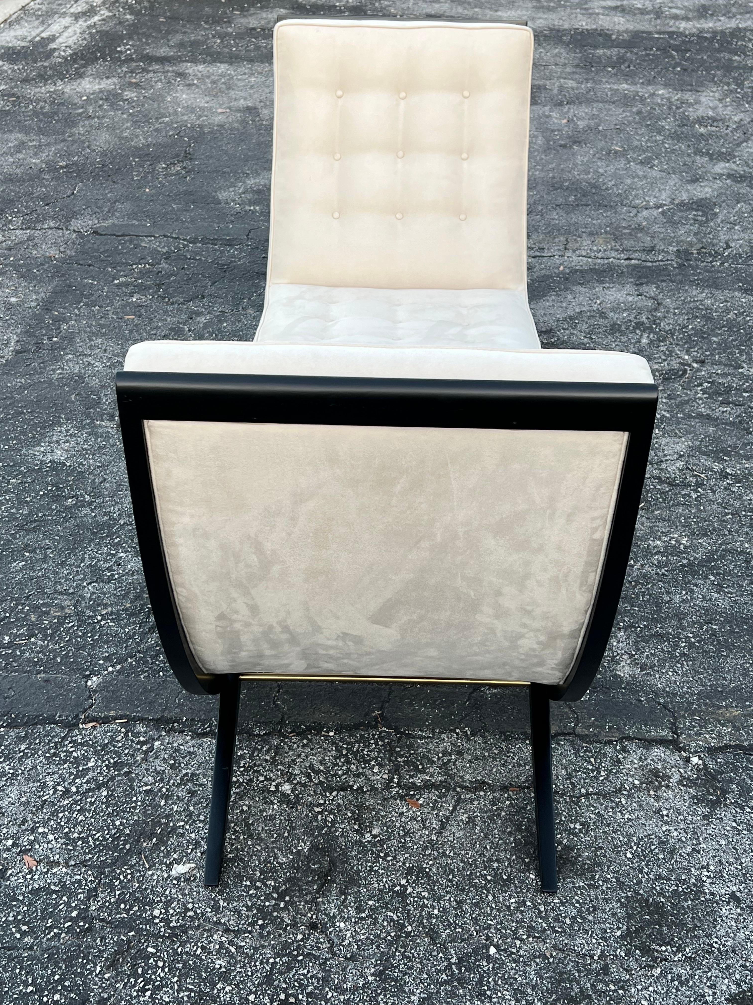 Paire d'élégantes chaises ciseaux avec détails en laiton des années 1950 en vente 8