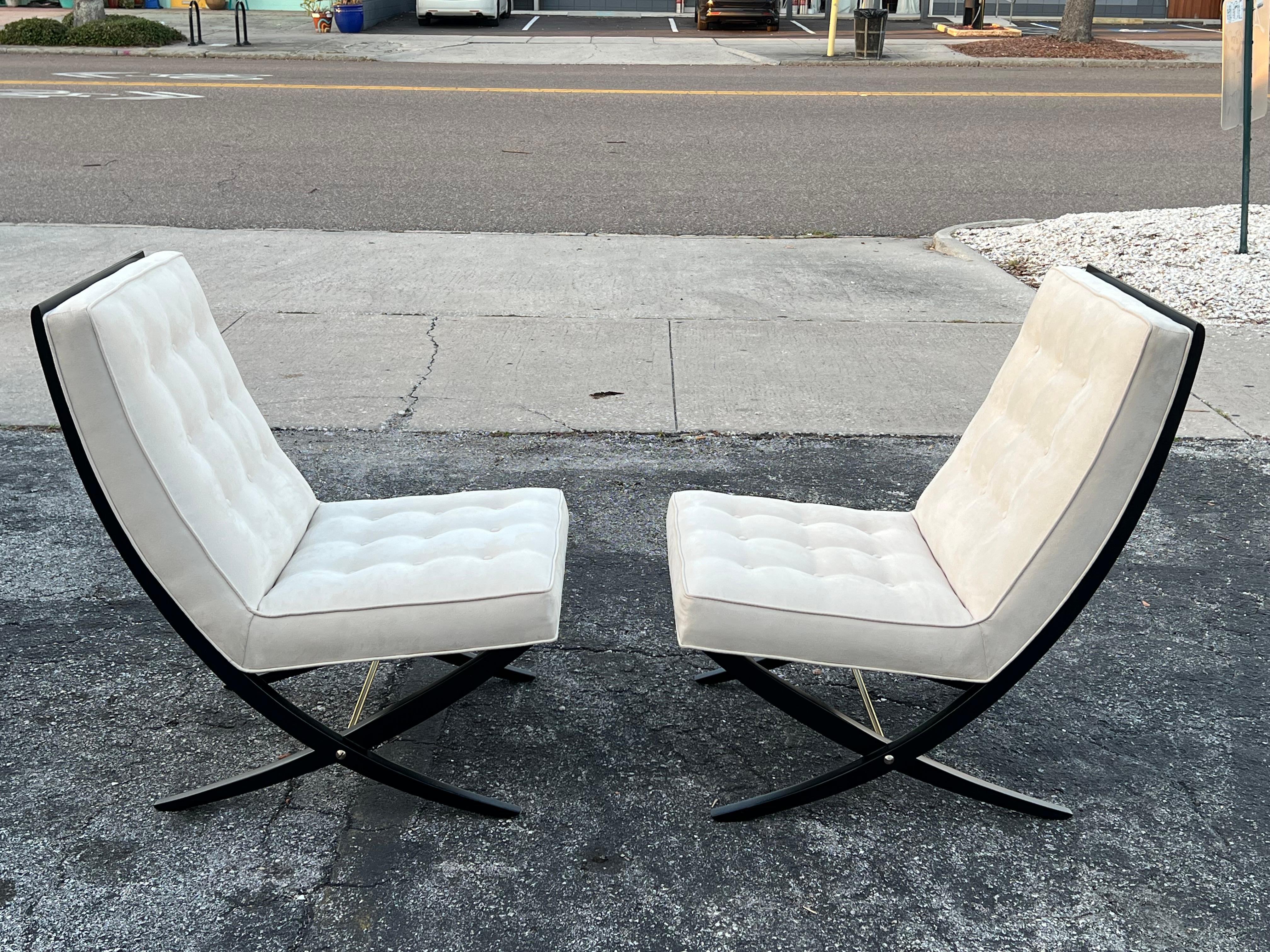 Une paire de chaises à pantoufles inhabituelles avec un design en forme de ciseaux. Style Elegant avec brancards en laiton. Cadres refaits en ébène satiné d'origine, retapissés.