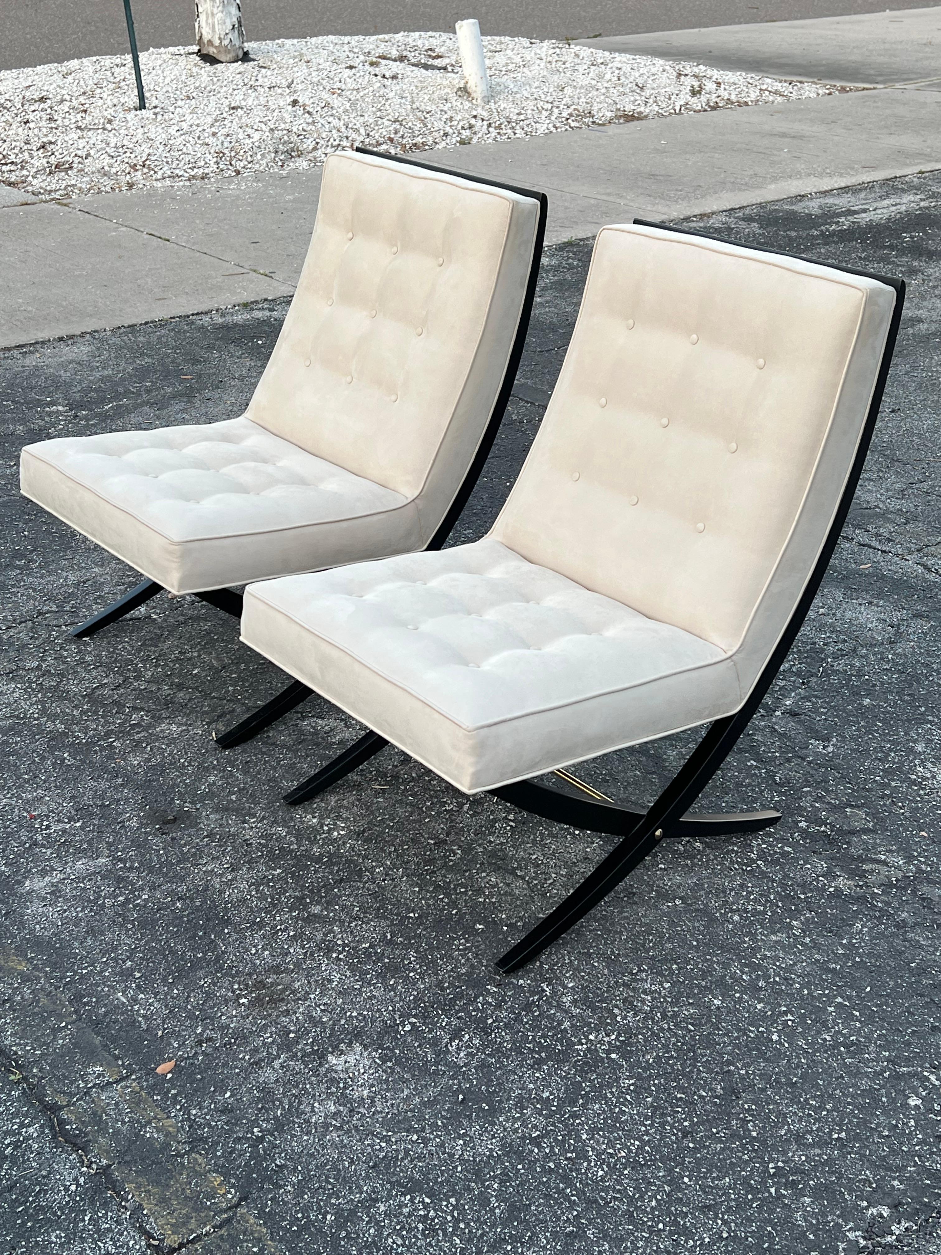 Américain Paire d'élégantes chaises ciseaux avec détails en laiton des années 1950 en vente
