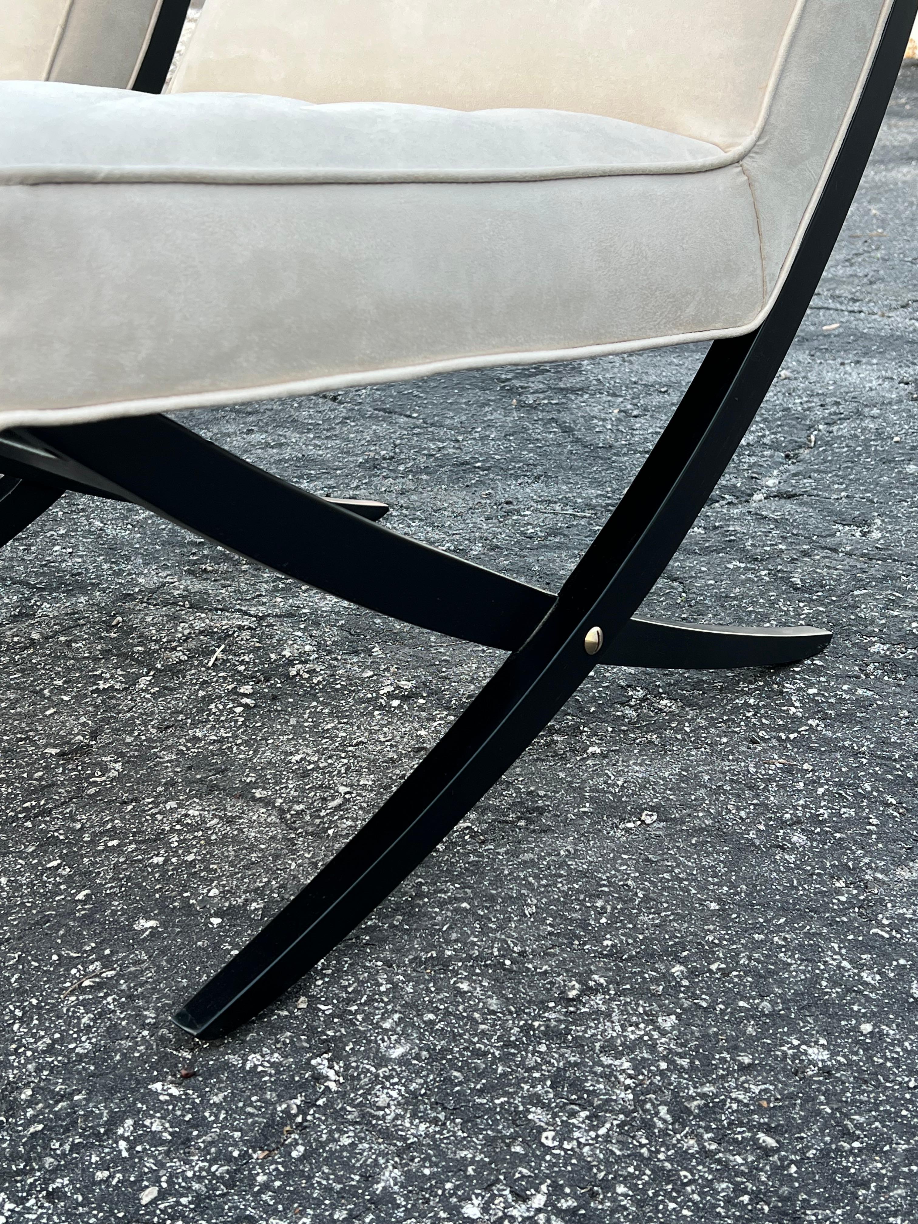 Milieu du XXe siècle Paire d'élégantes chaises ciseaux avec détails en laiton des années 1950 en vente