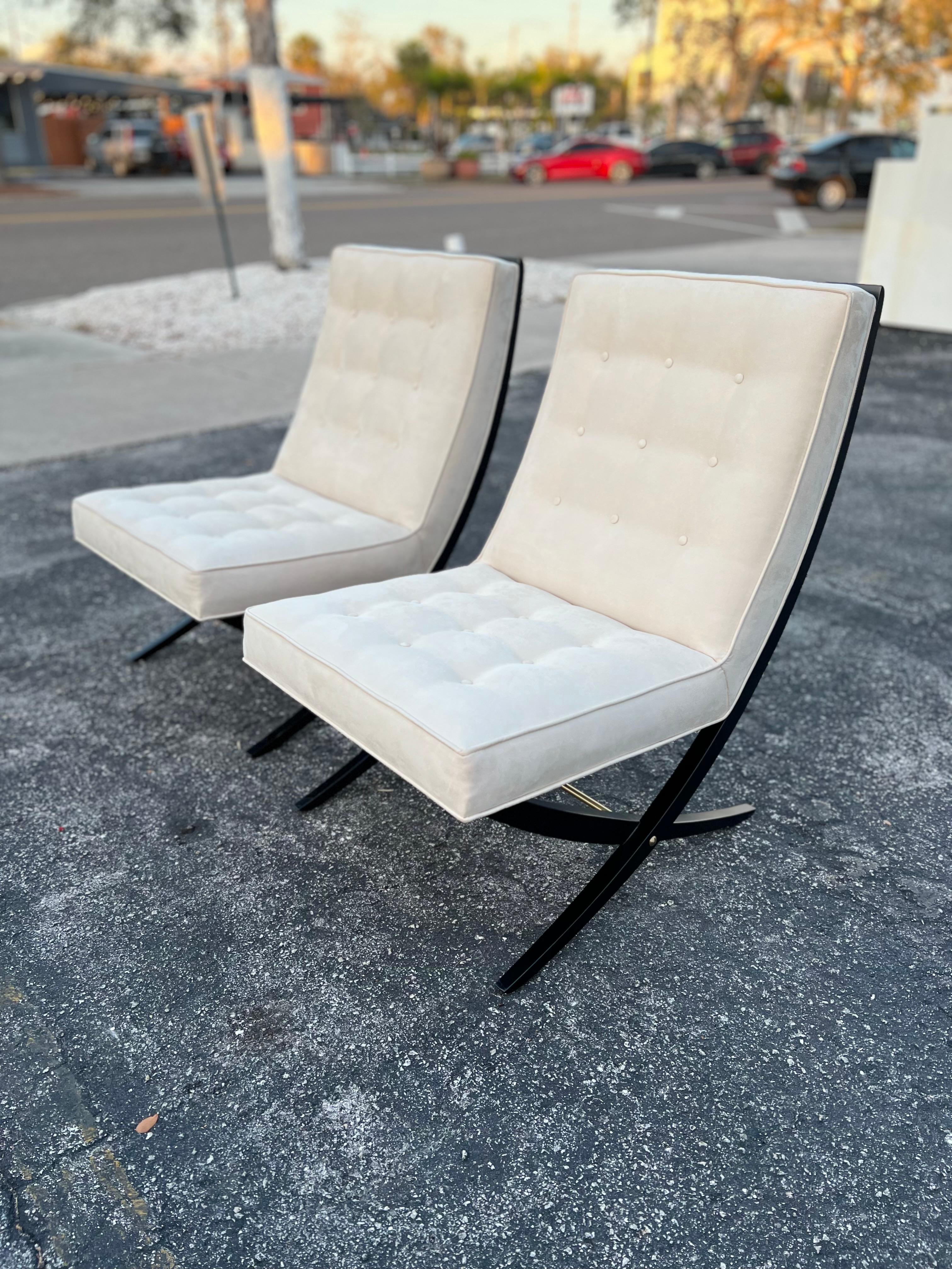 Laiton Paire d'élégantes chaises ciseaux avec détails en laiton des années 1950 en vente