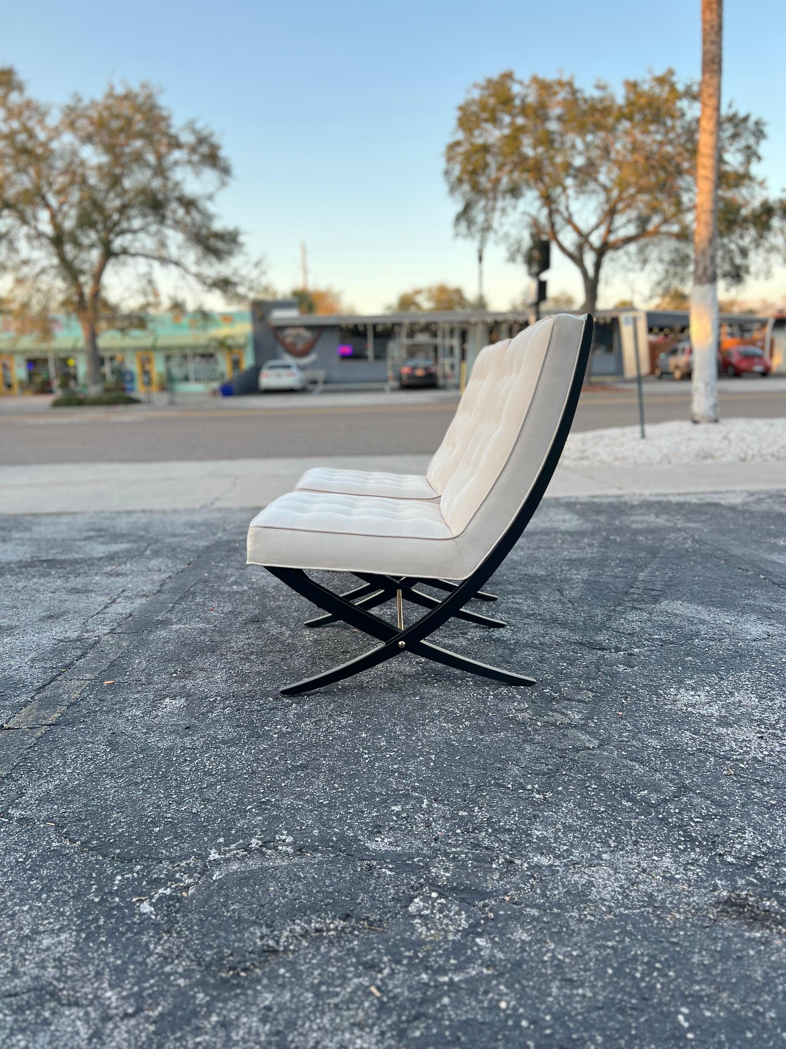 Paire d'élégantes chaises ciseaux avec détails en laiton des années 1950 en vente 1