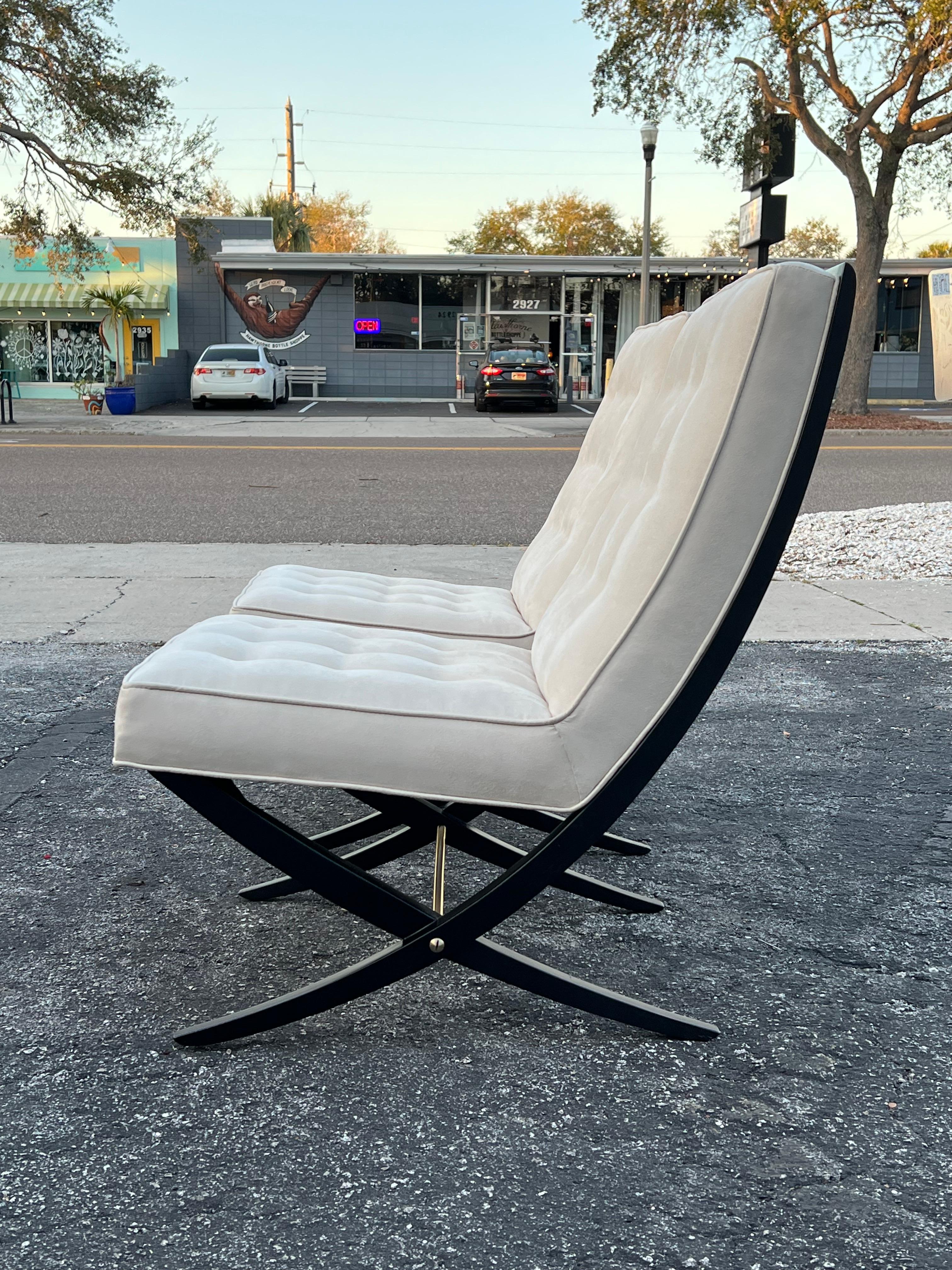 Moderne Paire d'élégantes chaises ciseaux avec détails en laiton des années 1950 en vente