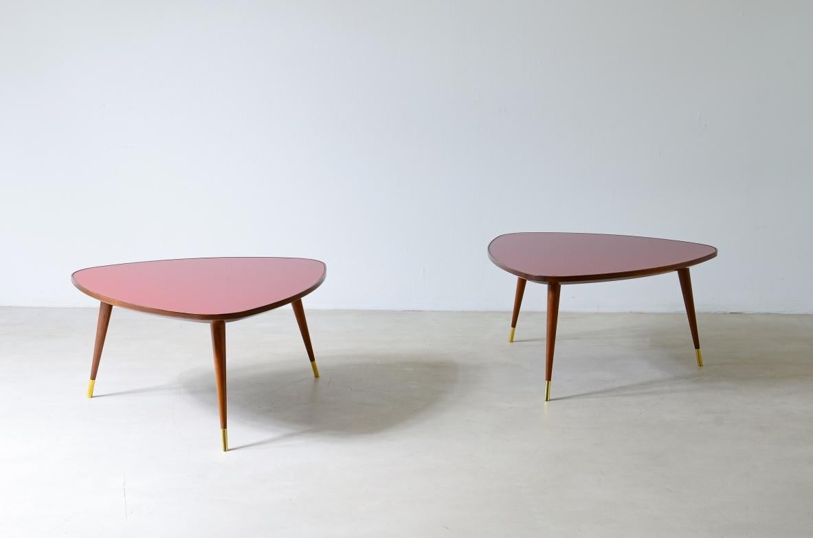 Mid-Century Modern Pair of elegant semi-triangular shaped coffee tables For Sale