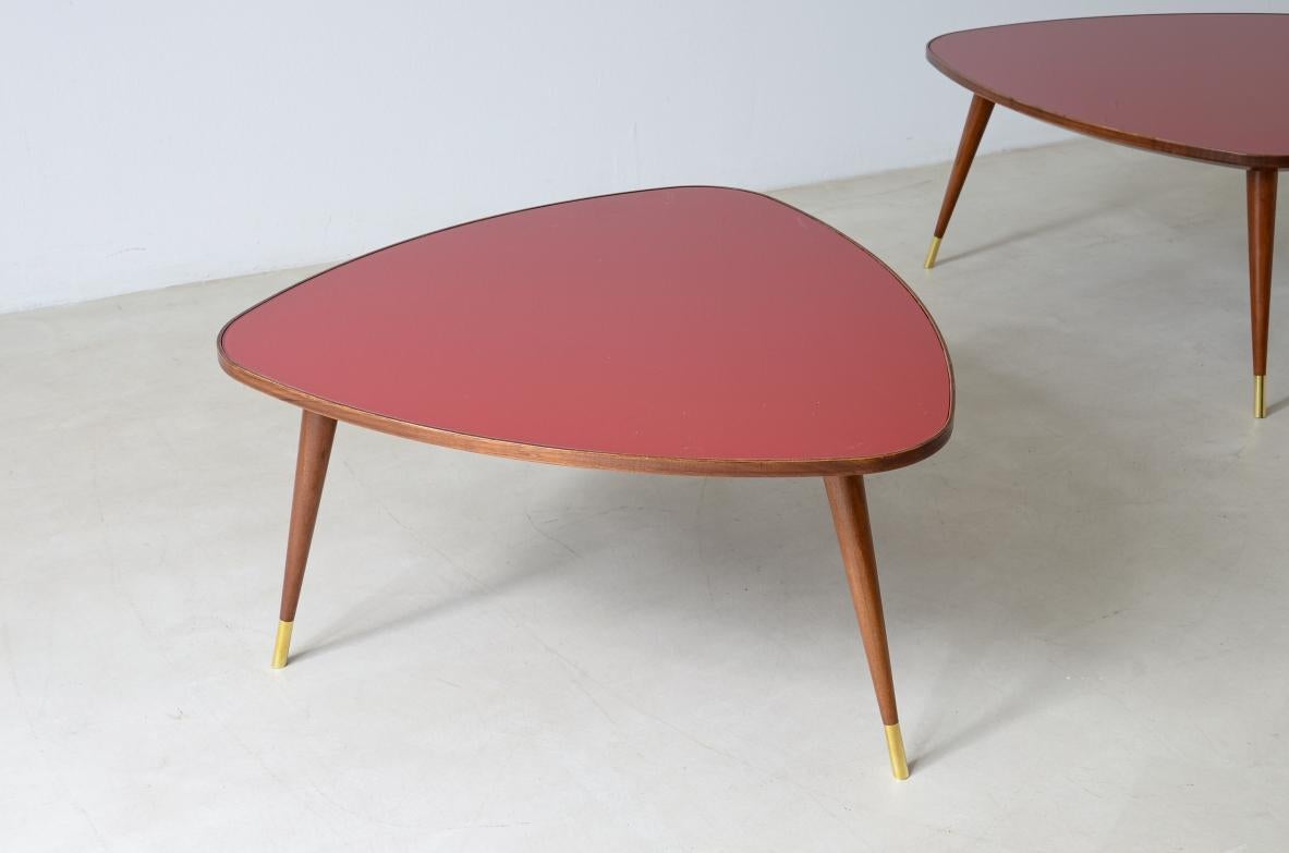 Pair of elegant semi-triangular shaped coffee tables In New Condition For Sale In Milano, IT