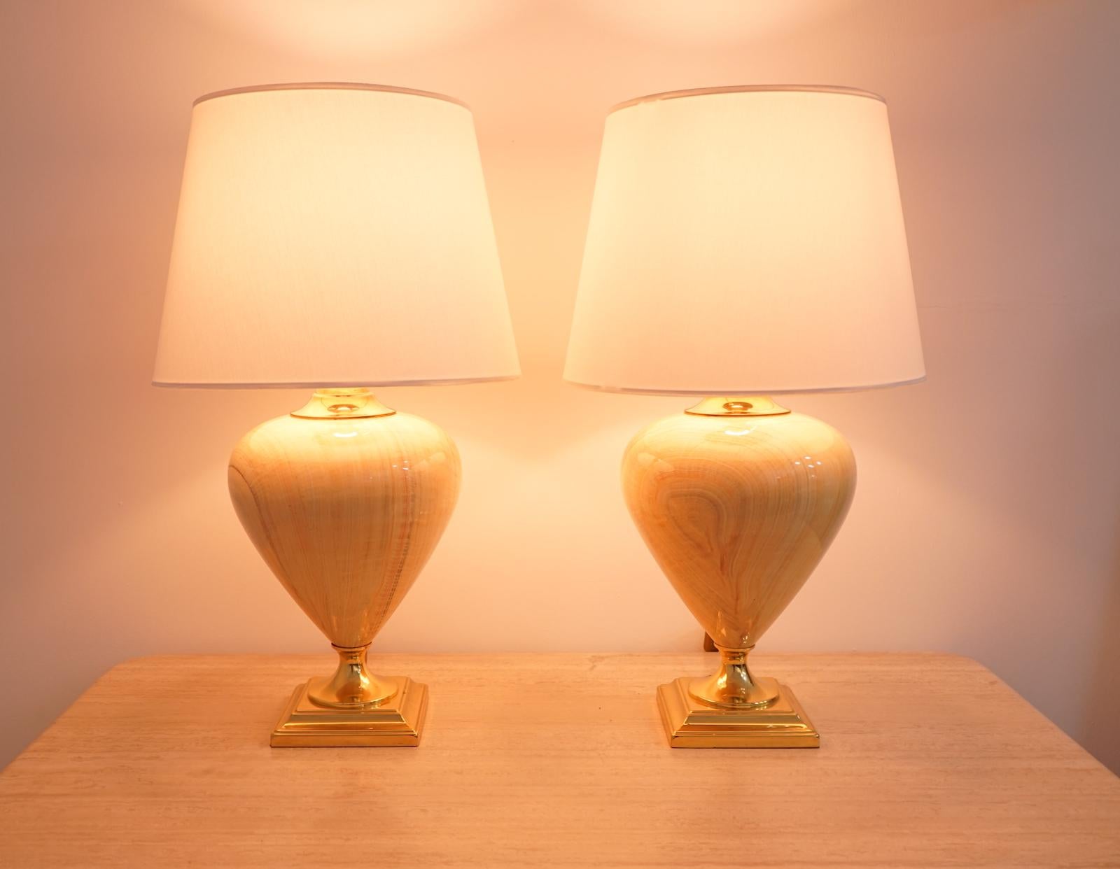Beautiful pair of table lamps by Maison Le Dauphin, France, circa 1970s. Brass base and ceramic body in caramel color.
Good condition with small stains on the base (picture).

Dimensions: Height 29.23 in. (74 cm), diameter 17.32 in. (44 cm).
   