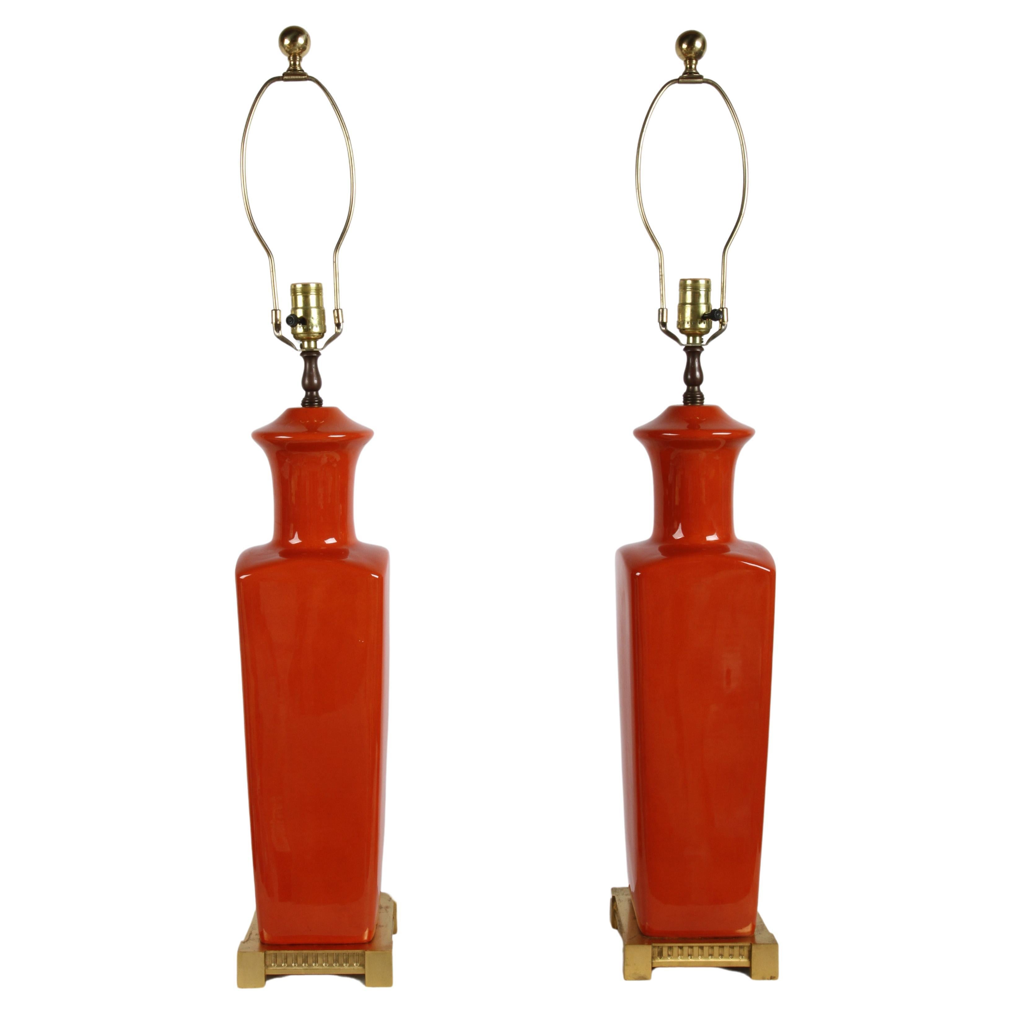 Paire de grandes lampes de bureau en forme d'urne en céramique orange foncé élégante, fabriquées en France