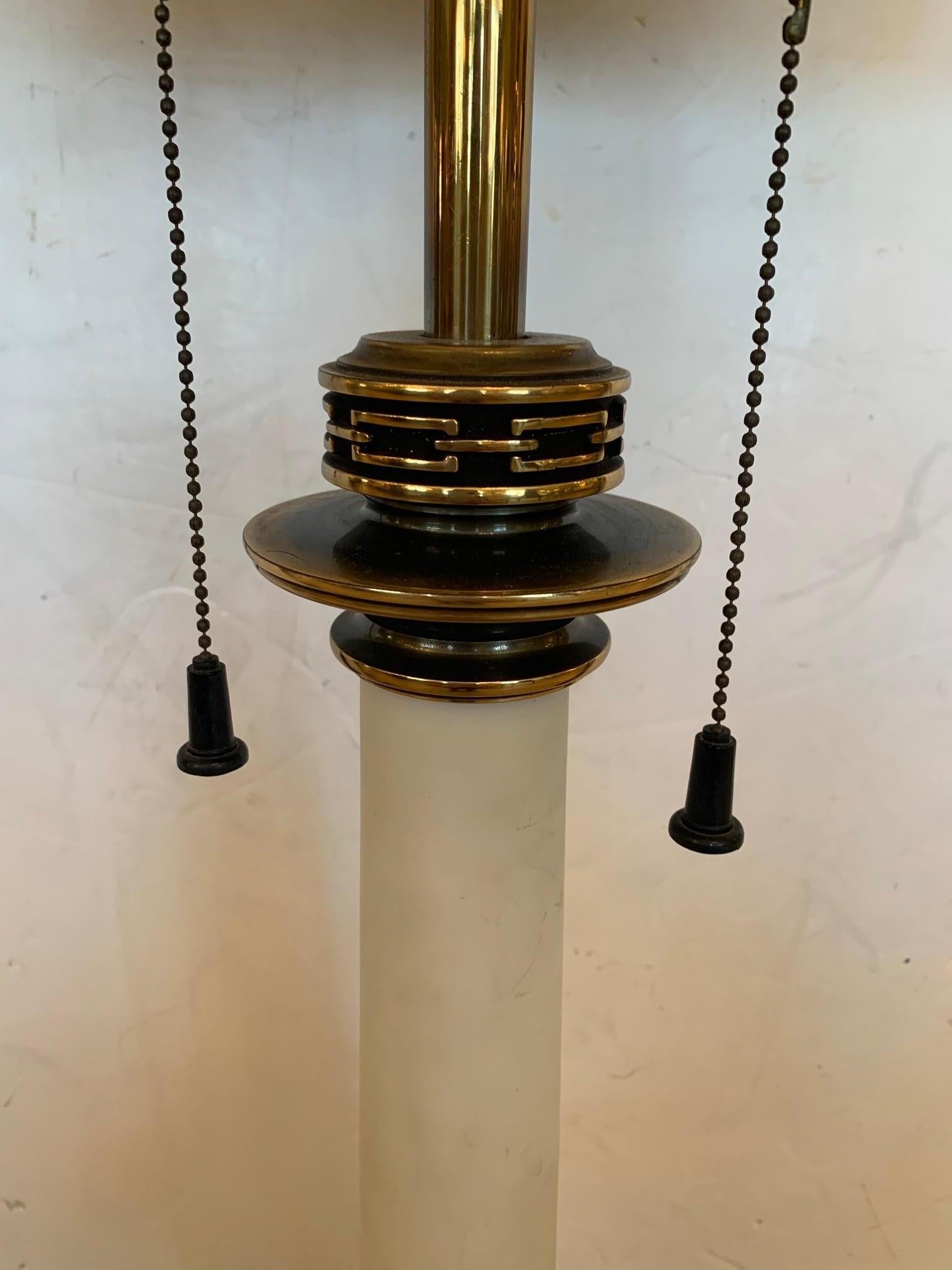 Elegantes, hohes Paar Tischlampen aus weißem Porzellan und Messing von Stiffel.
Durchmesser des Lampenschirms 15