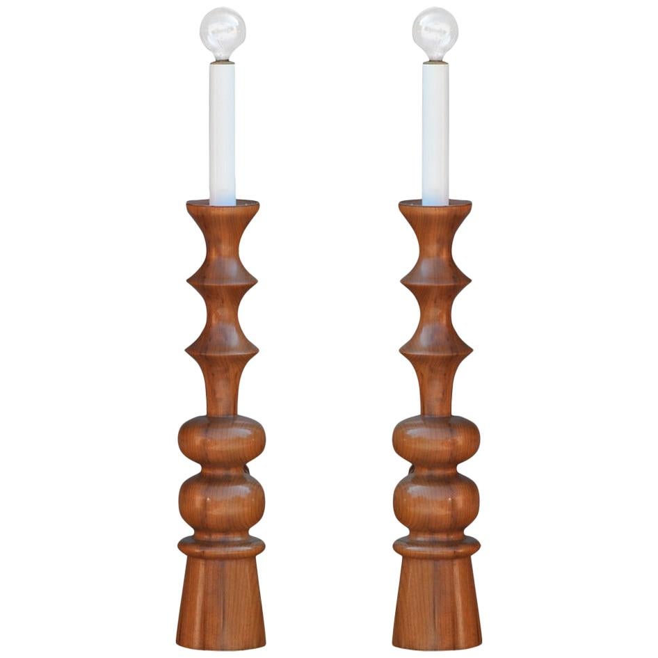 Paire d'élégantes lampes de cheminée en bois tourné en forme de bougeoir