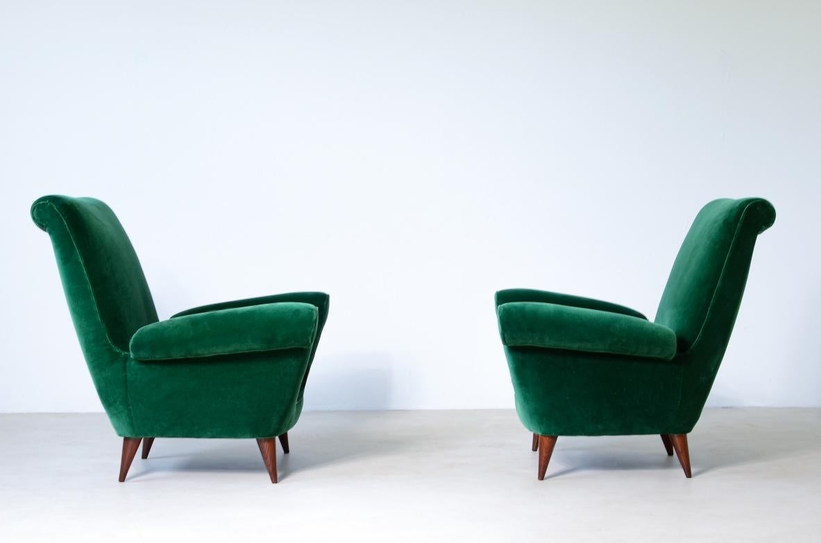 Ein Paar elegante gepolsterte Sessel mit hoher Rückenlehne aus Samt. (Moderne der Mitte des Jahrhunderts) im Angebot
