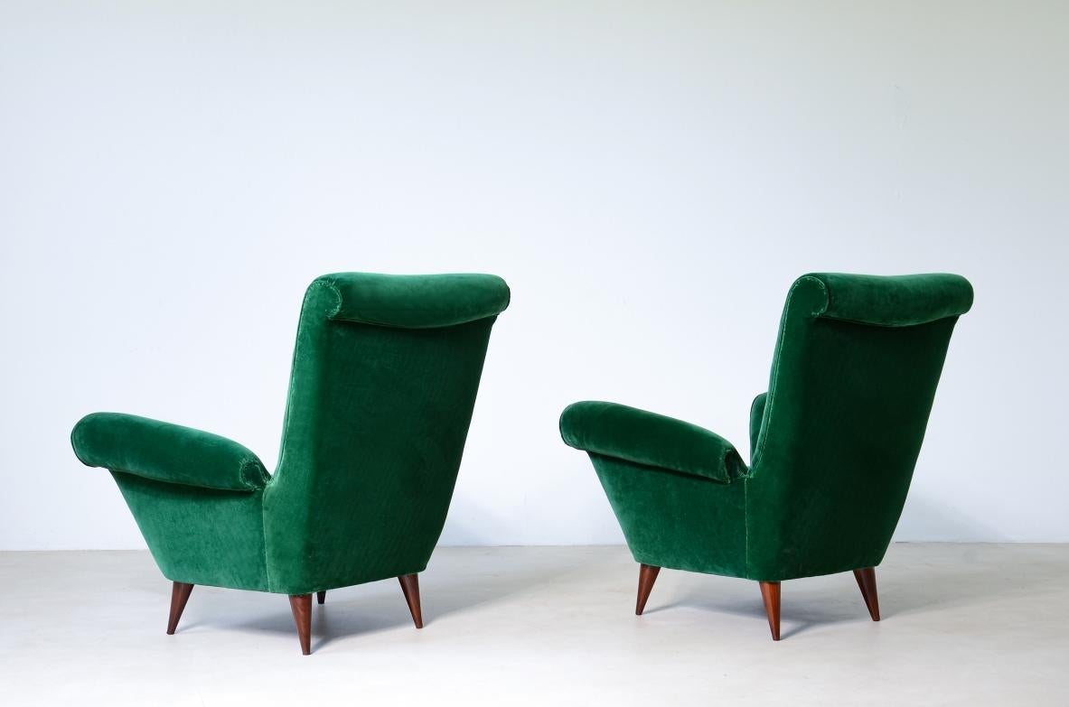 Ein Paar elegante gepolsterte Sessel mit hoher Rückenlehne aus Samt. im Zustand „Hervorragend“ im Angebot in Milano, IT