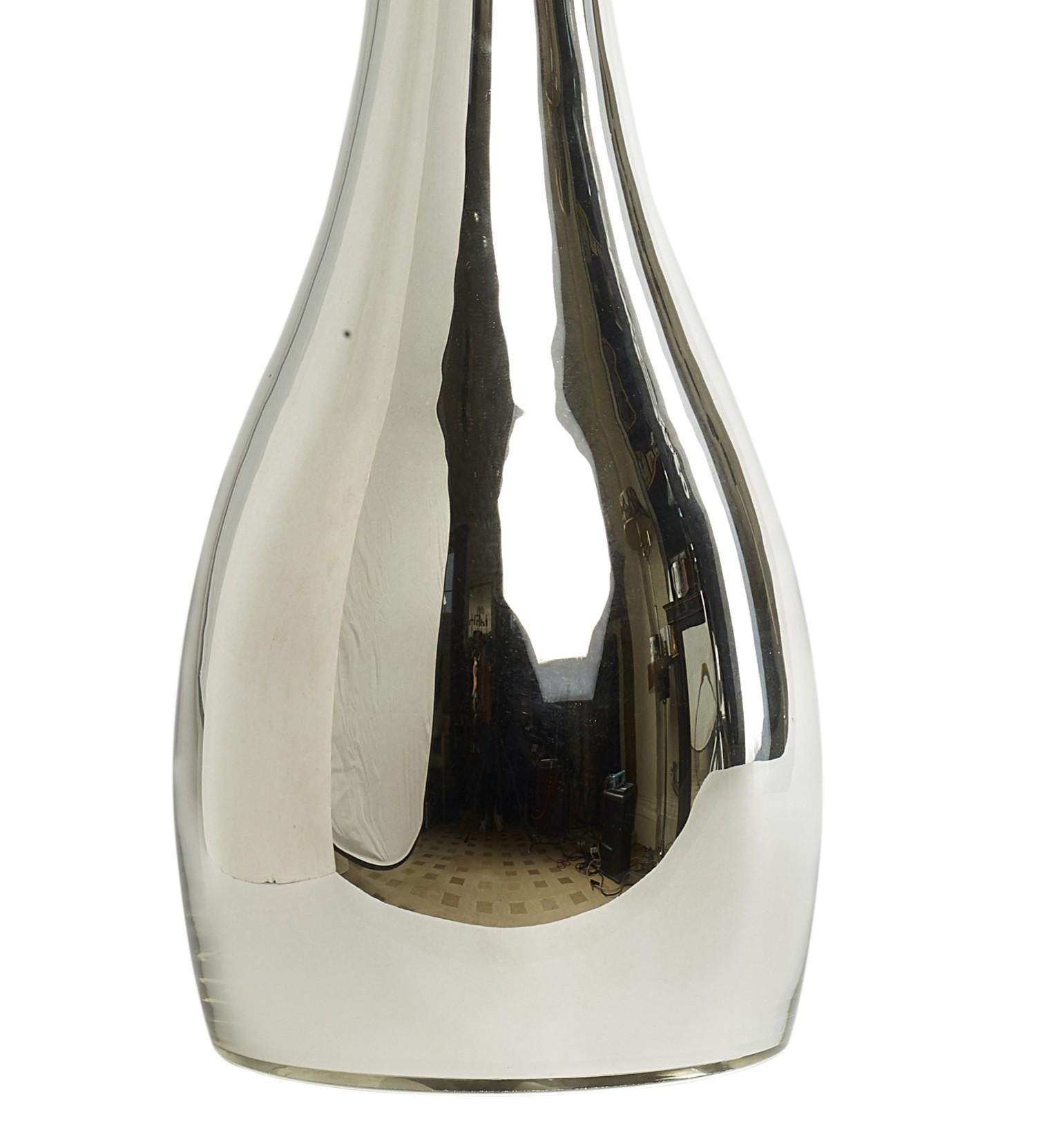 Britannique Pair of elegant vase shaped Mirrored Glass table lamps by Andrew Kornat Designs en vente