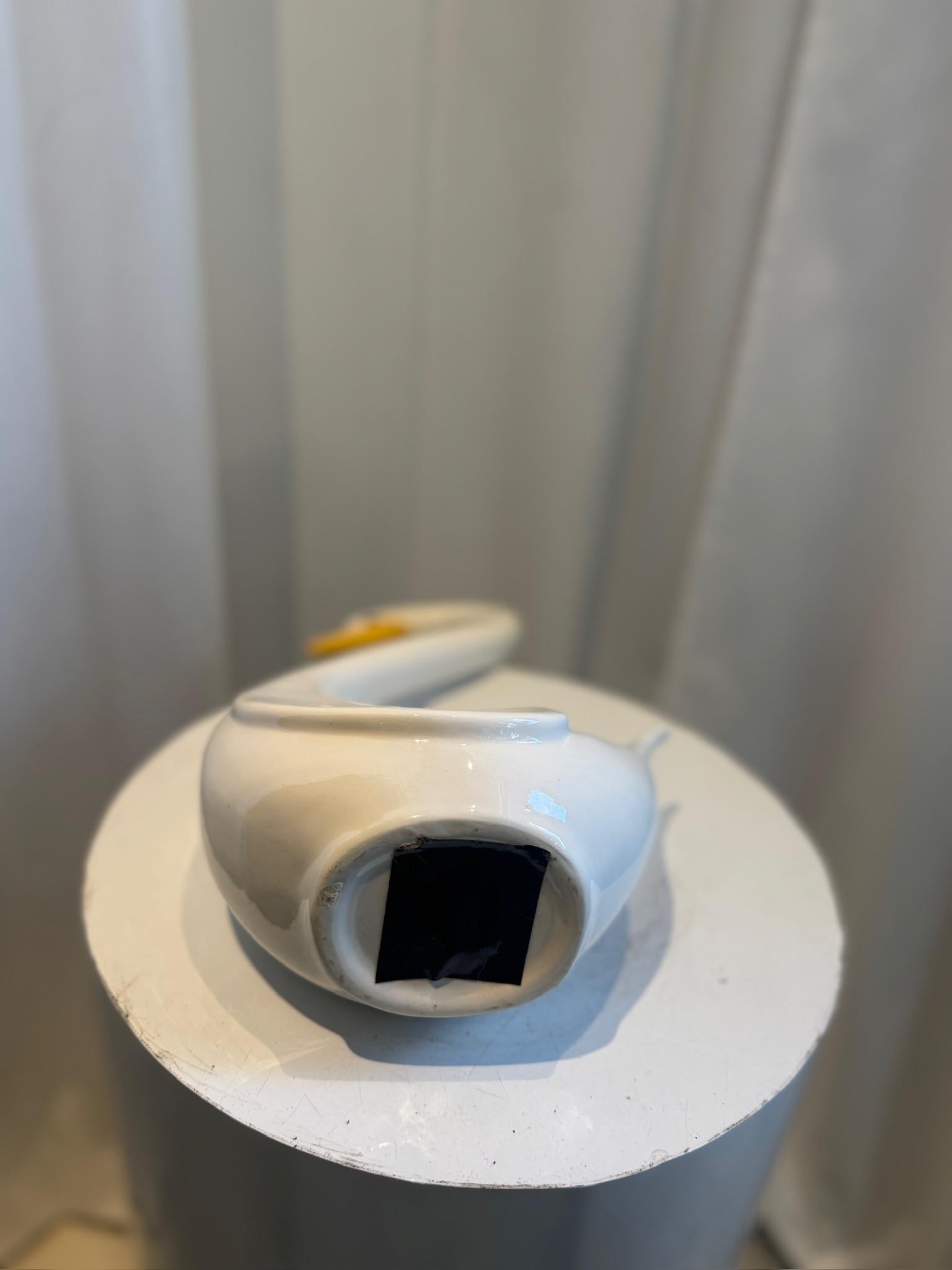 Una coppia di cigni in ceramica vintage splendidamente scolpiti, dalle linee eleganti e fluide e dalla raffinata sensibilità di metà secolo. Ogni figura presenta un collo graziosamente allungato che si curva con un movimento poetico, incarnando