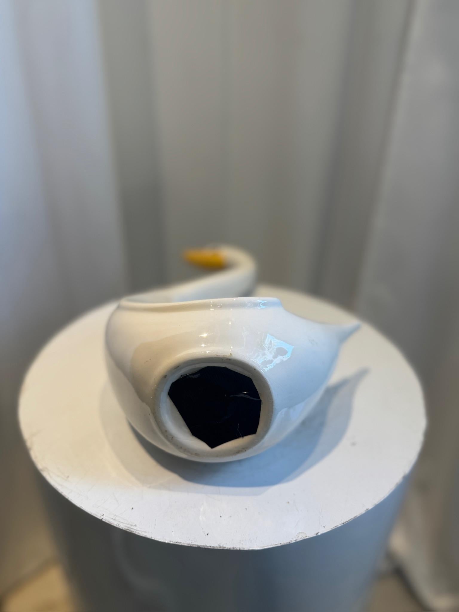 Mid-Century moderno Coppia di eleganti sculture di cigno in ceramica vintage in bianco lucido con becco giallo in vendita