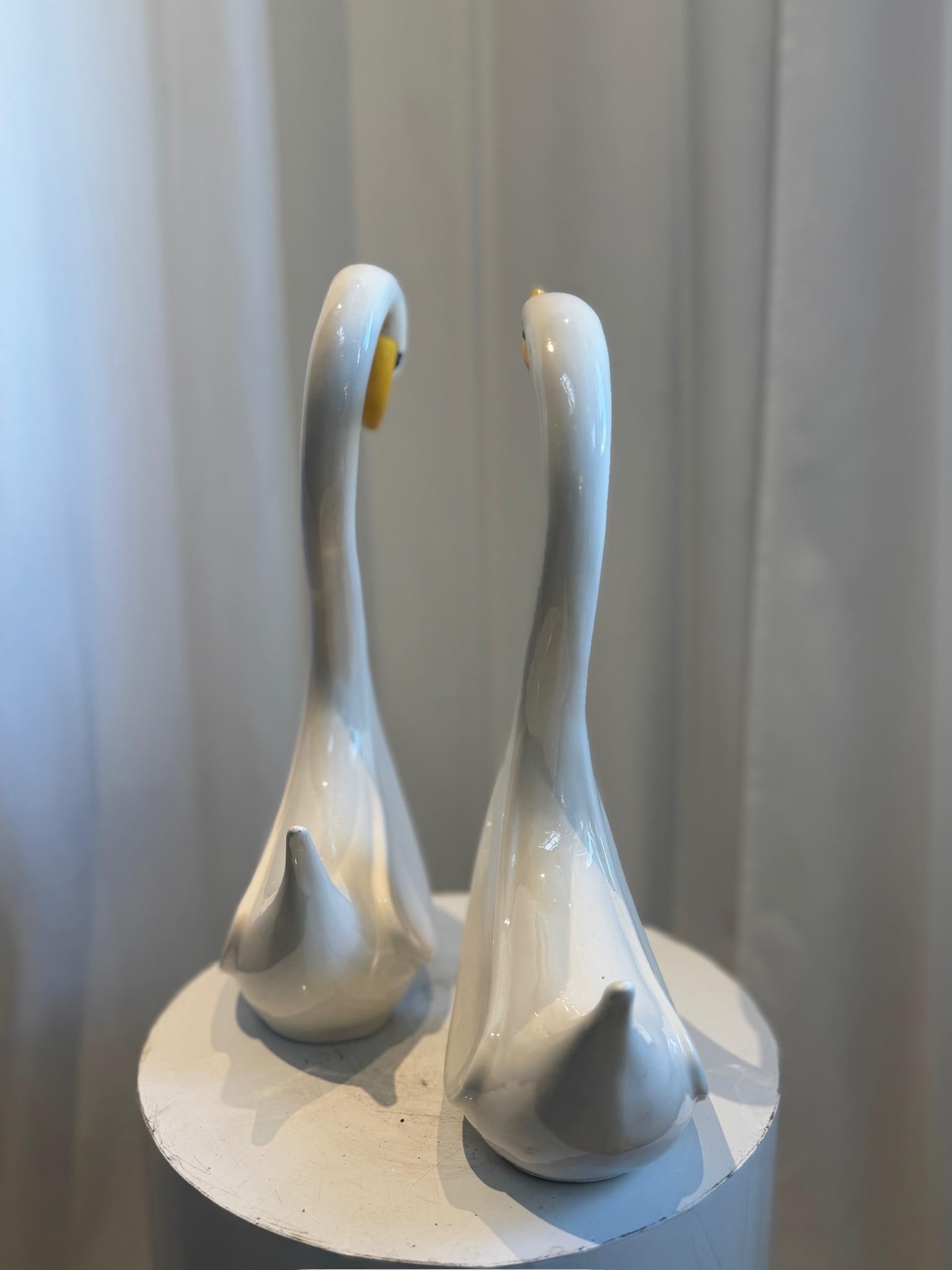 Americano Coppia di eleganti sculture di cigno in ceramica vintage in bianco lucido con becco giallo in vendita