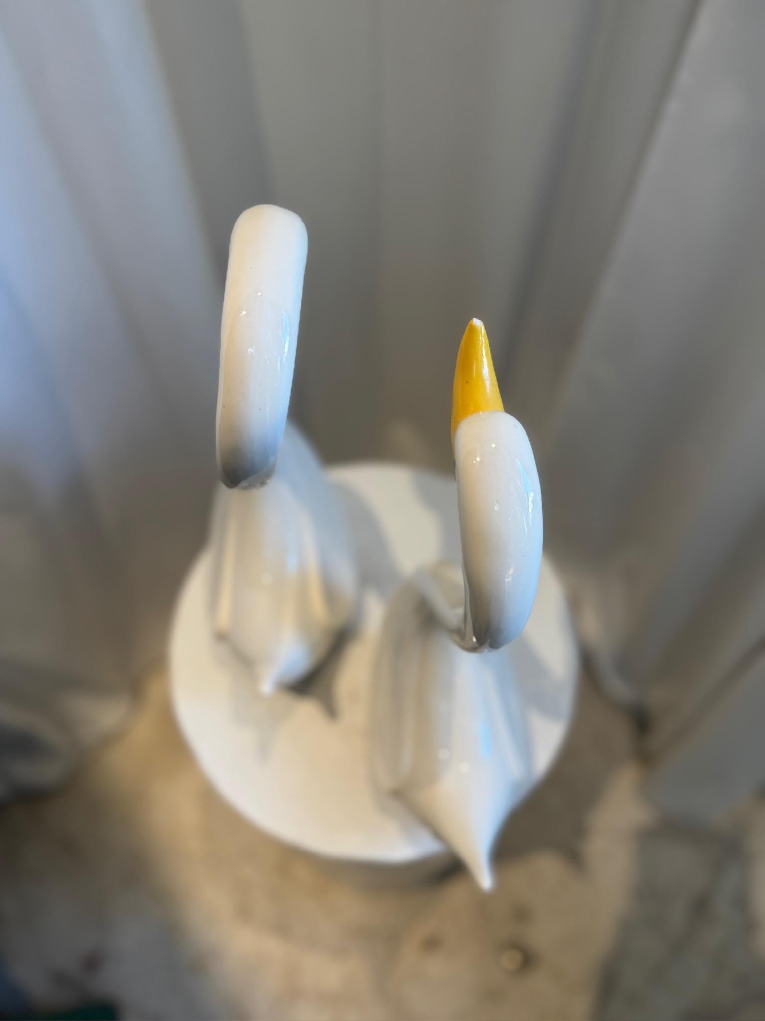 Smaltato Coppia di eleganti sculture di cigno in ceramica vintage in bianco lucido con becco giallo in vendita