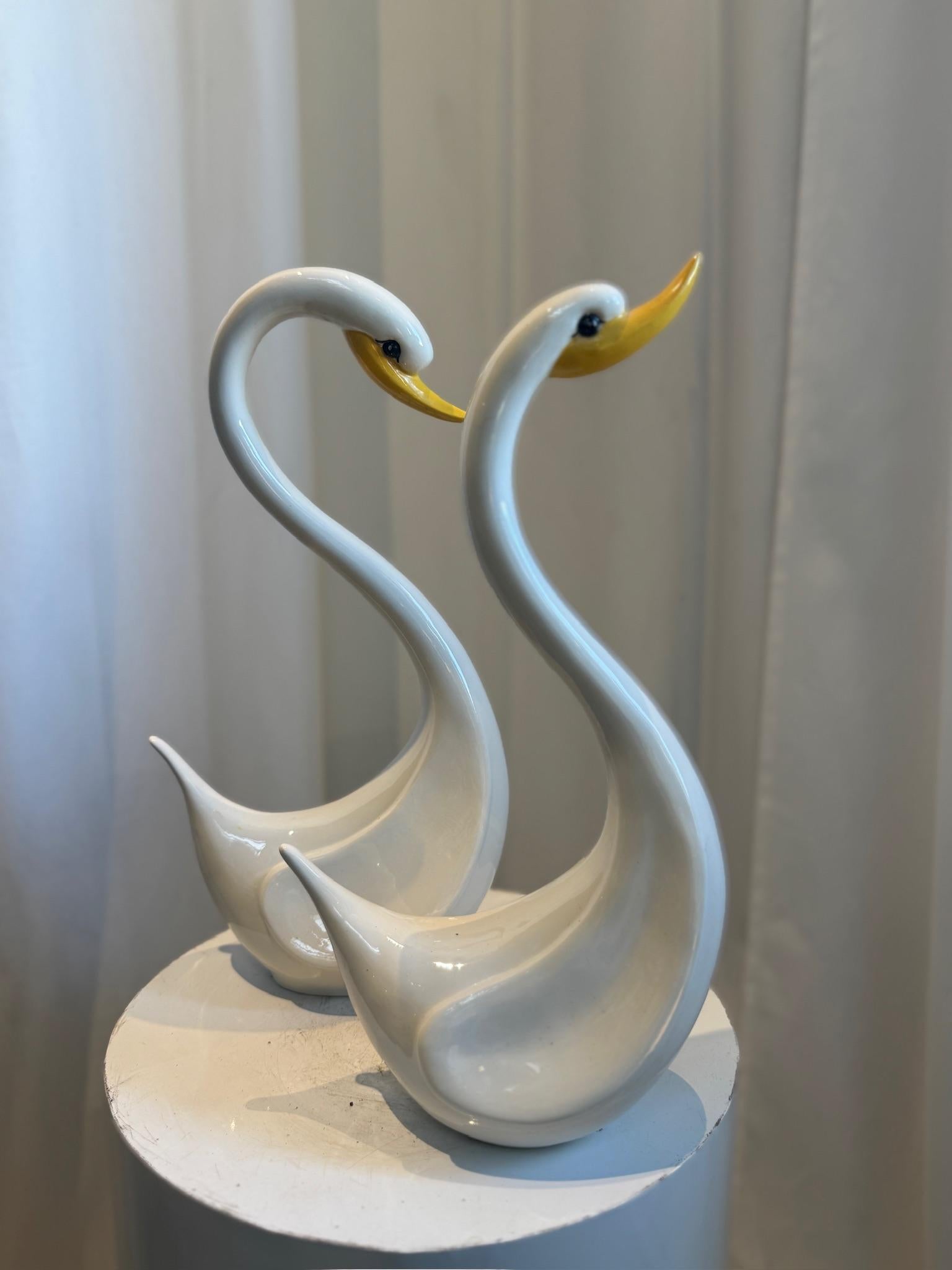 Coppia di eleganti sculture di cigno in ceramica vintage in bianco lucido con becco giallo In condizioni buone in vendita a West Hollywood, CA