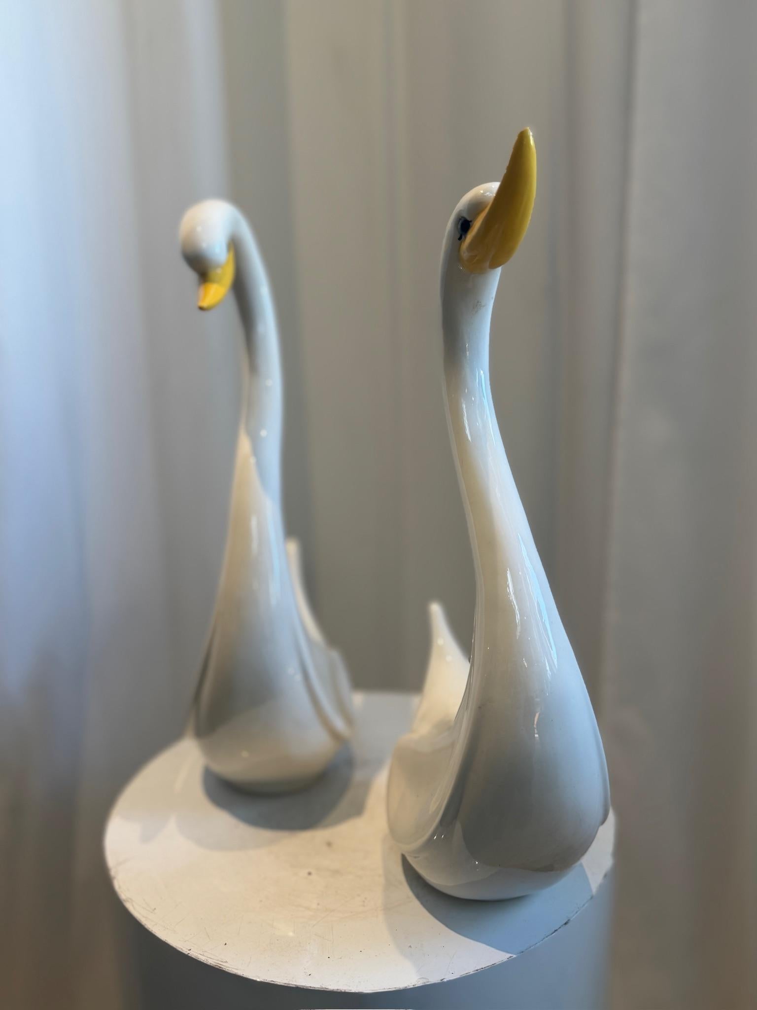 XX secolo Coppia di eleganti sculture di cigno in ceramica vintage in bianco lucido con becco giallo in vendita