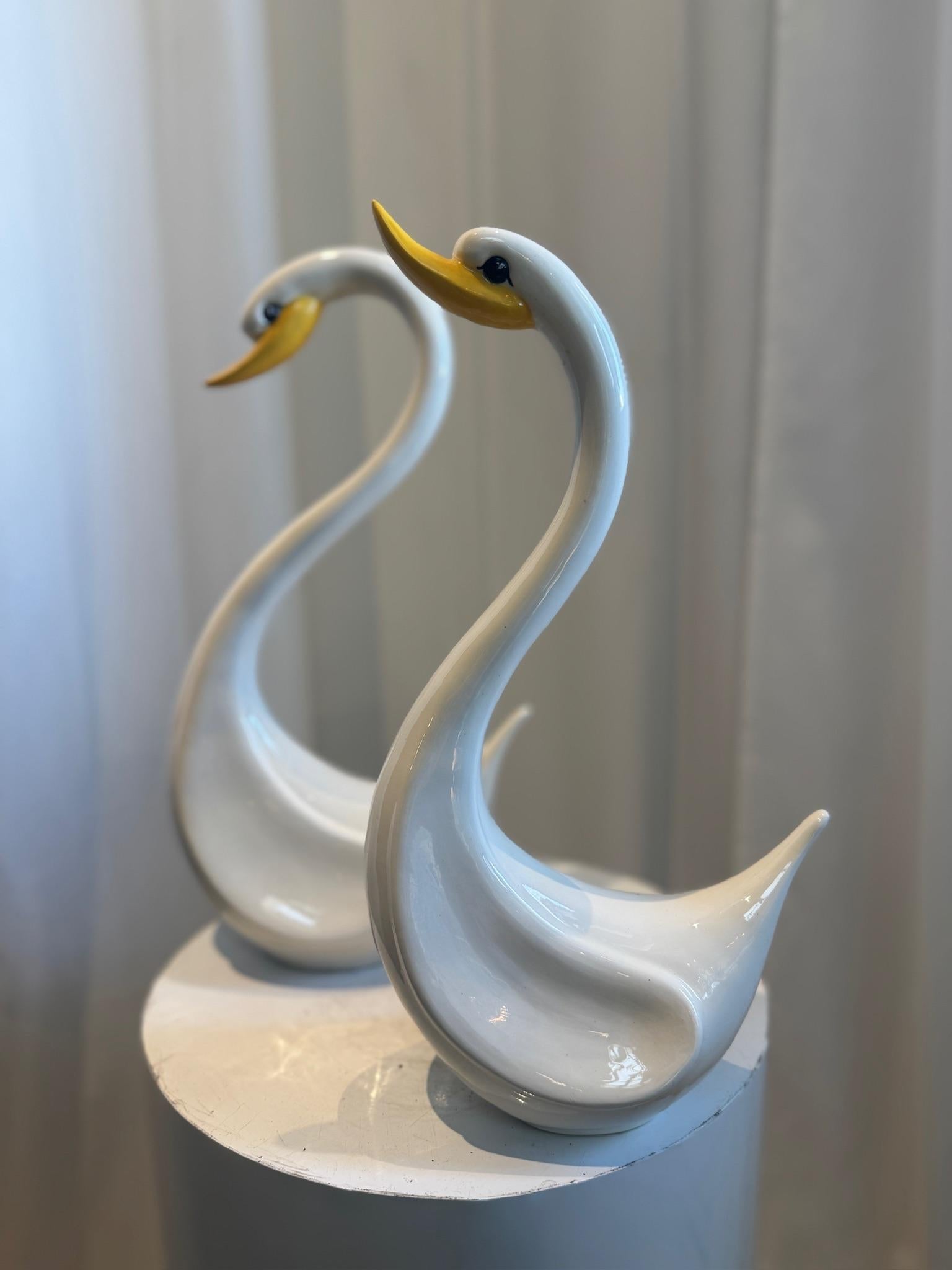 Ceramica Coppia di eleganti sculture di cigno in ceramica vintage in bianco lucido con becco giallo in vendita