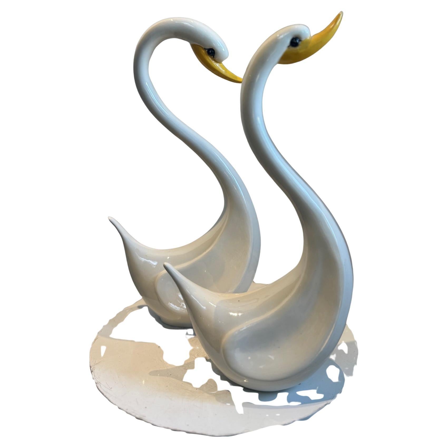Coppia di eleganti sculture di cigno in ceramica vintage in bianco lucido con becco giallo in vendita