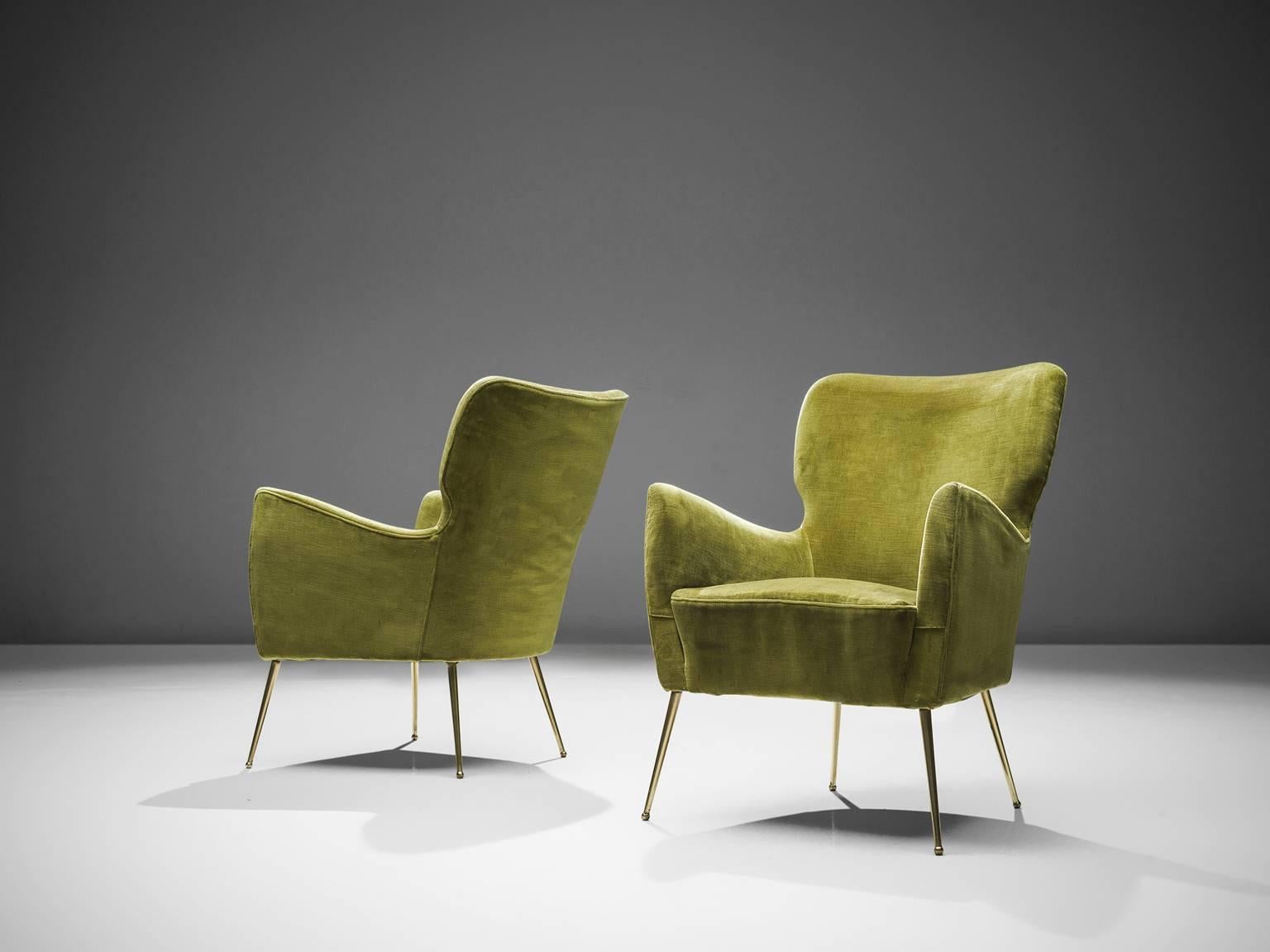 Lounge chairs in green velvet, brassed metal legs, Italy, circa 1950.

This pair of lounge chairs is designed in 1950 in Italy. They stand out thanks to their butterfly armrests and very high brass legs. Their size is wonderfully eloquent thanks