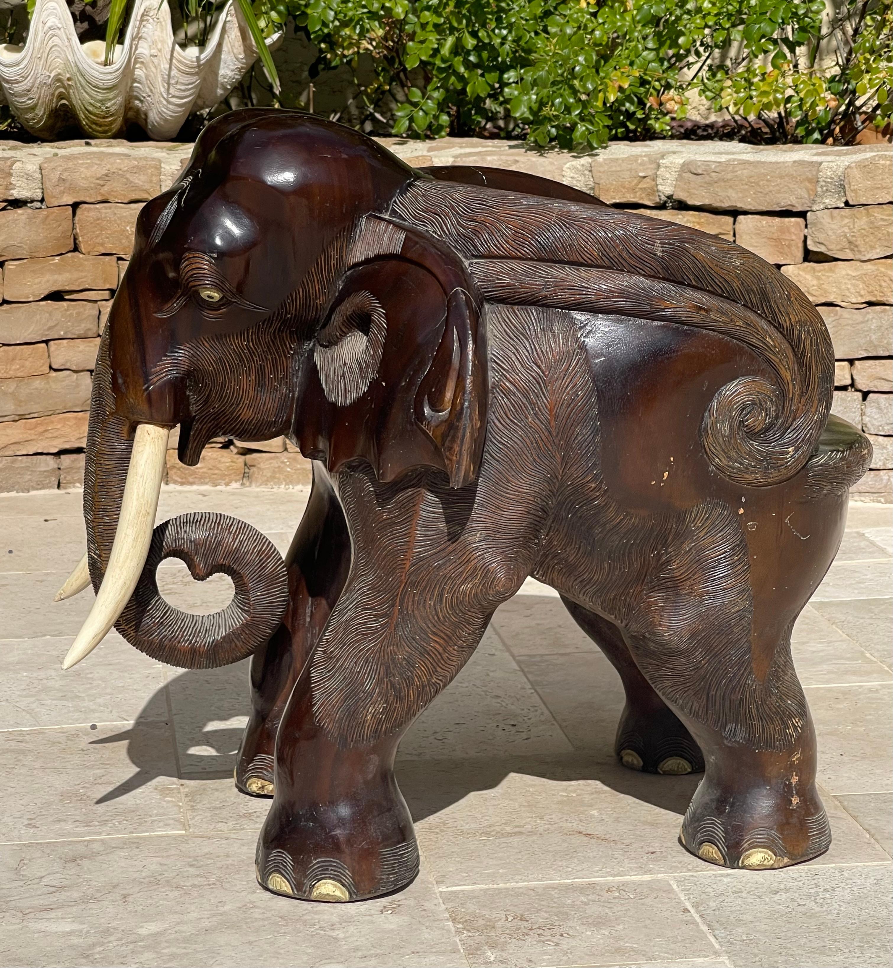 Coppia di poltrone a forma di elefante in vendita 11