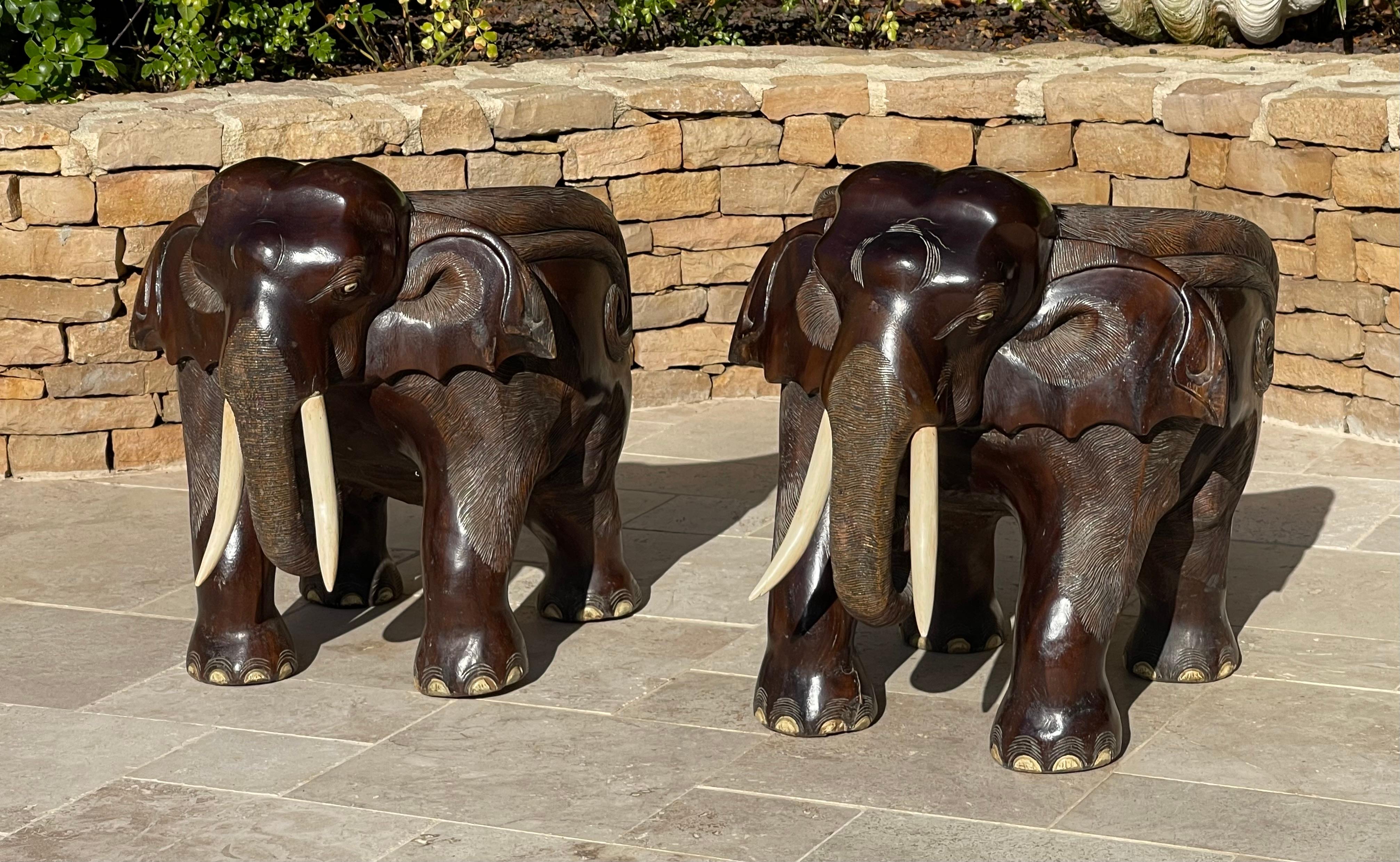 Intagliato a mano Coppia di poltrone a forma di elefante in vendita