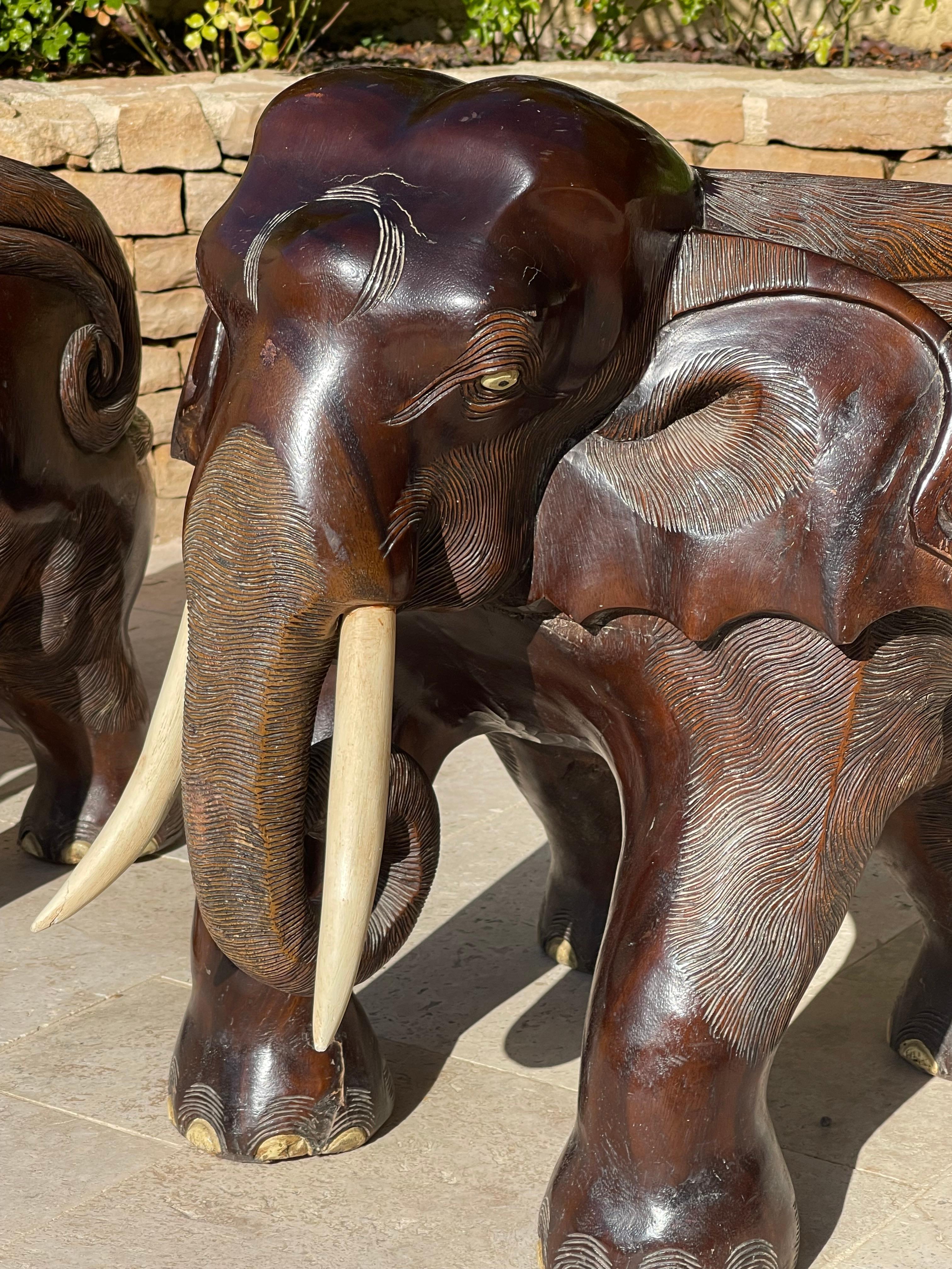 Legno Coppia di poltrone a forma di elefante in vendita